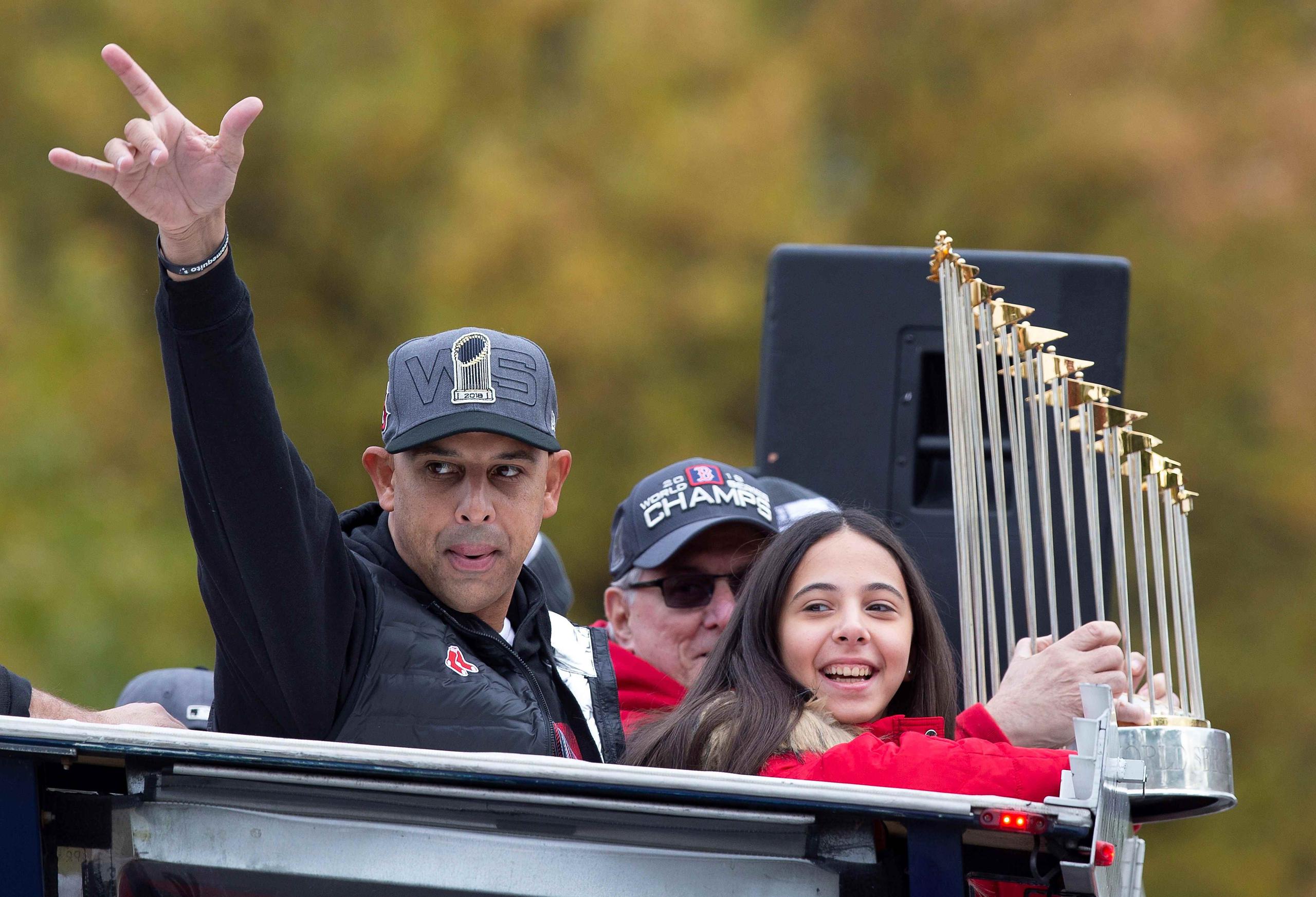 Cora, aquí paseando con el trofeo de campeón de la Serie Mundial, dijo que fue un gesto de la gerencia de los Red Sox el nuevo acuerdo. (AP)