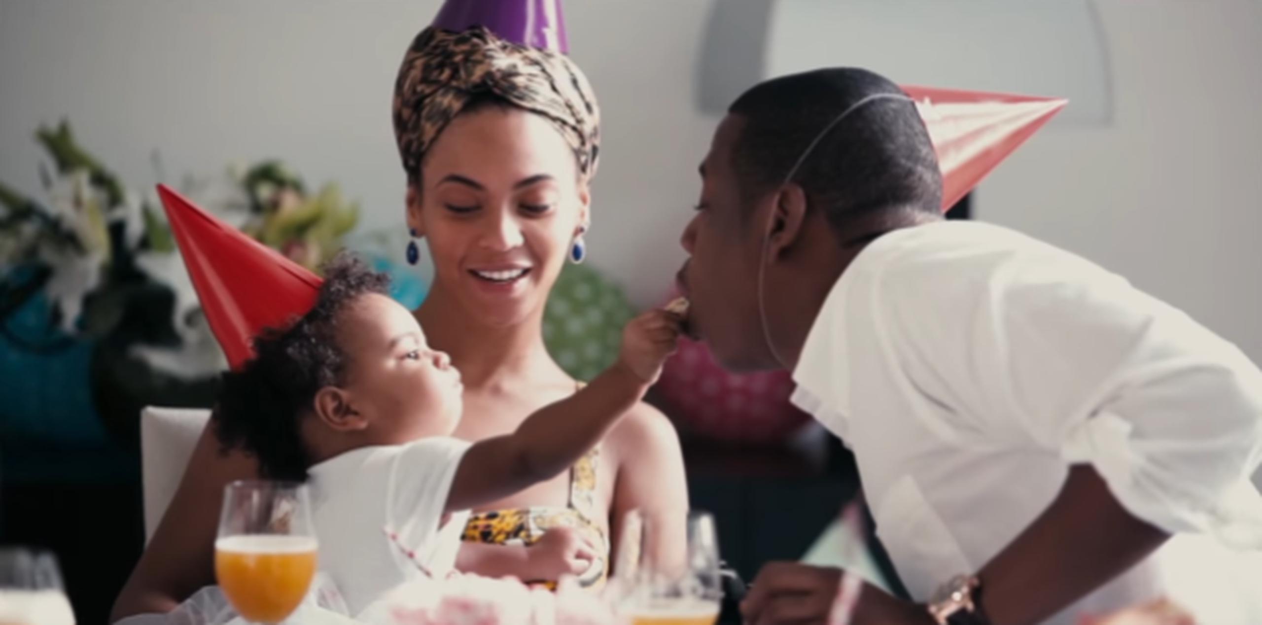 Beyoncé con su esposo Jay Z y su hija Blue Ivy. (YouTube)