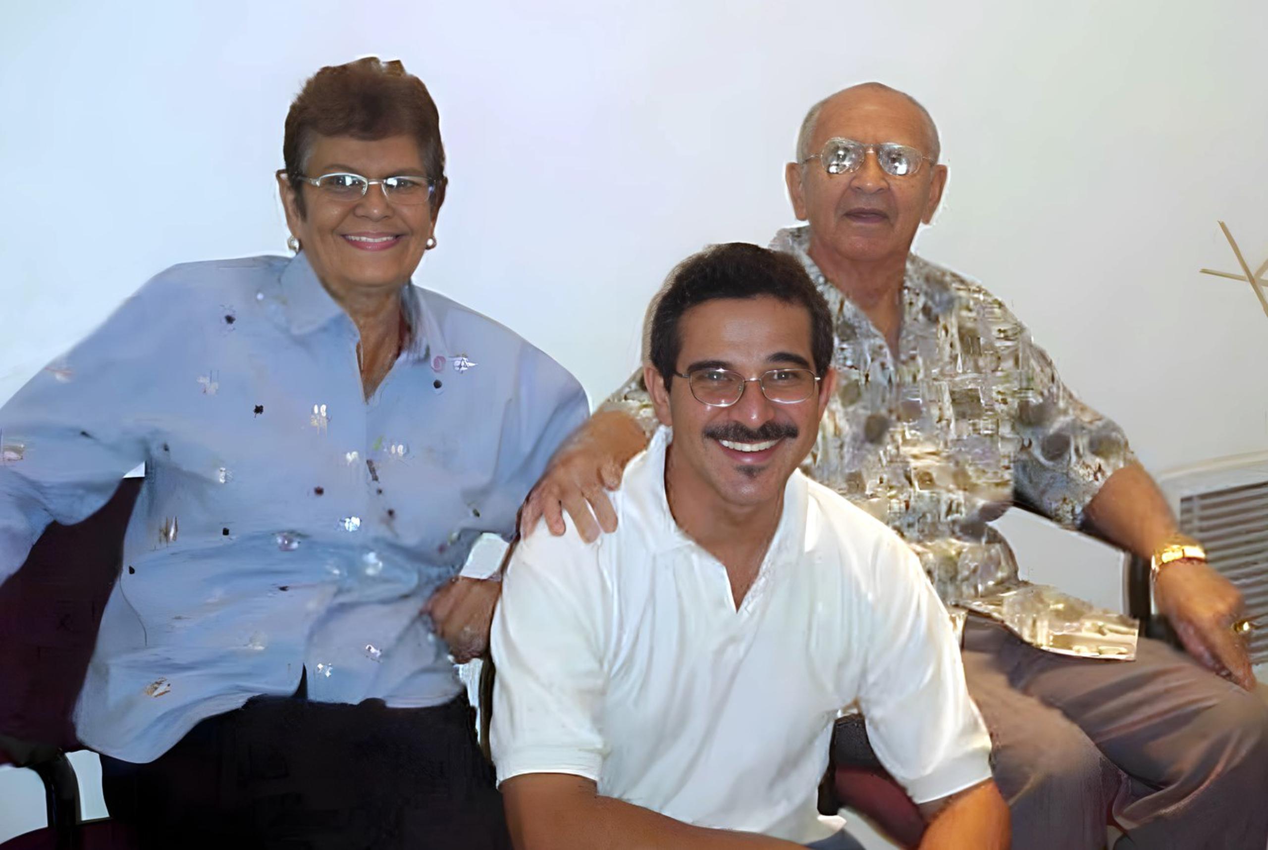 Luis Perico Ortiz y sus padres