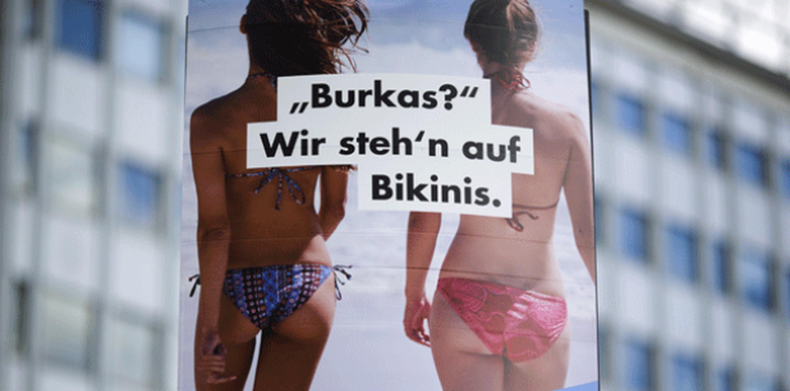 En esta fotografía muestra un cartel del partido de derecha antinmigrante, "Alternativa para Alemania", en el que se lee "¿Burka? Preferimos bikinis". (AP / Archivo)