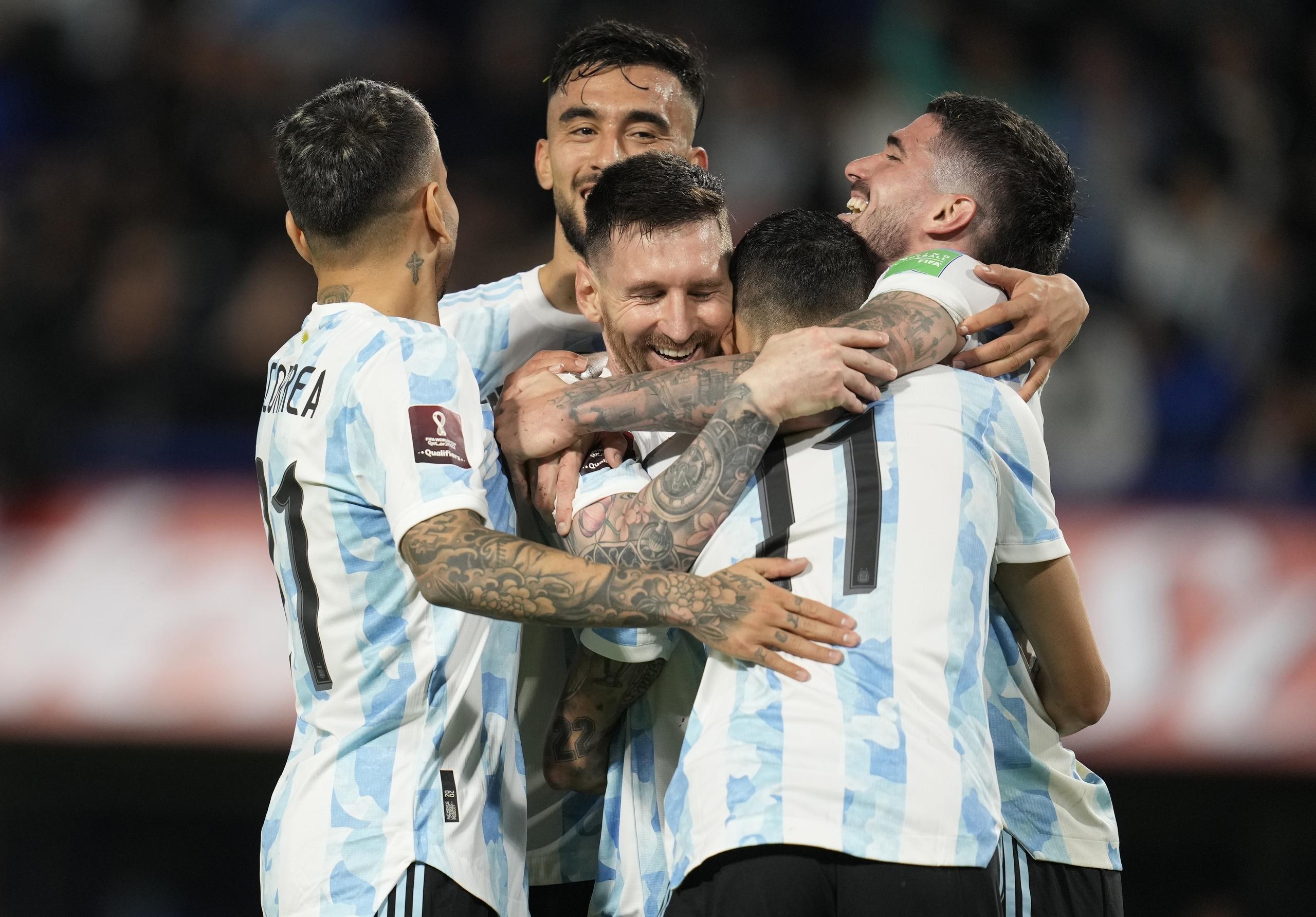 Lionel Messi (centro) festeja con sus compañeros de la selección de Argentina durante un encuentro de la eliminatoria al Mundial ante Venezuela, el viernes 25 de marzo de 2022, en Buenos Aire.