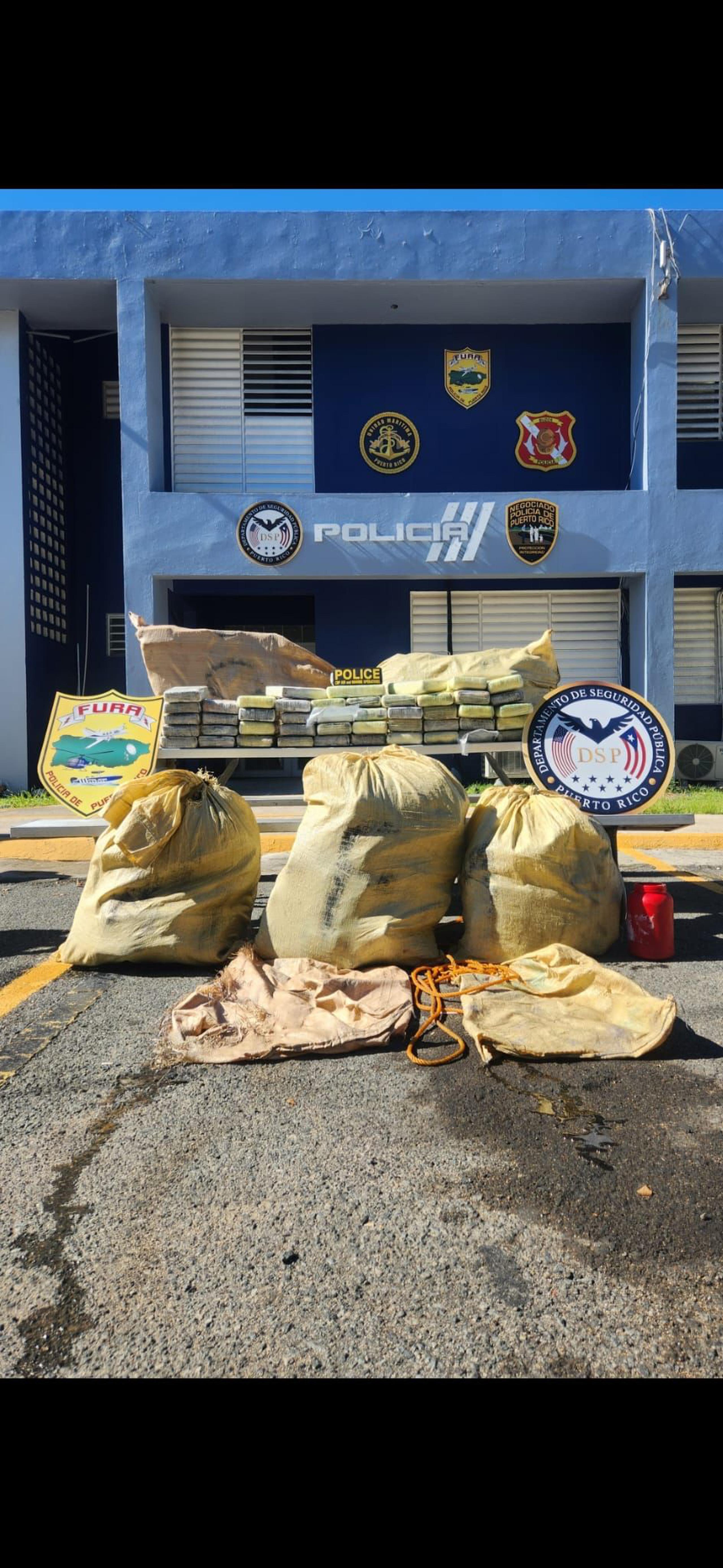 Cinco fardos que contenían 281.40 kilos de cocaína fueron ocupados durante la mañana de hoy, viernes, a una media milla al norte de la costa de Loíza.