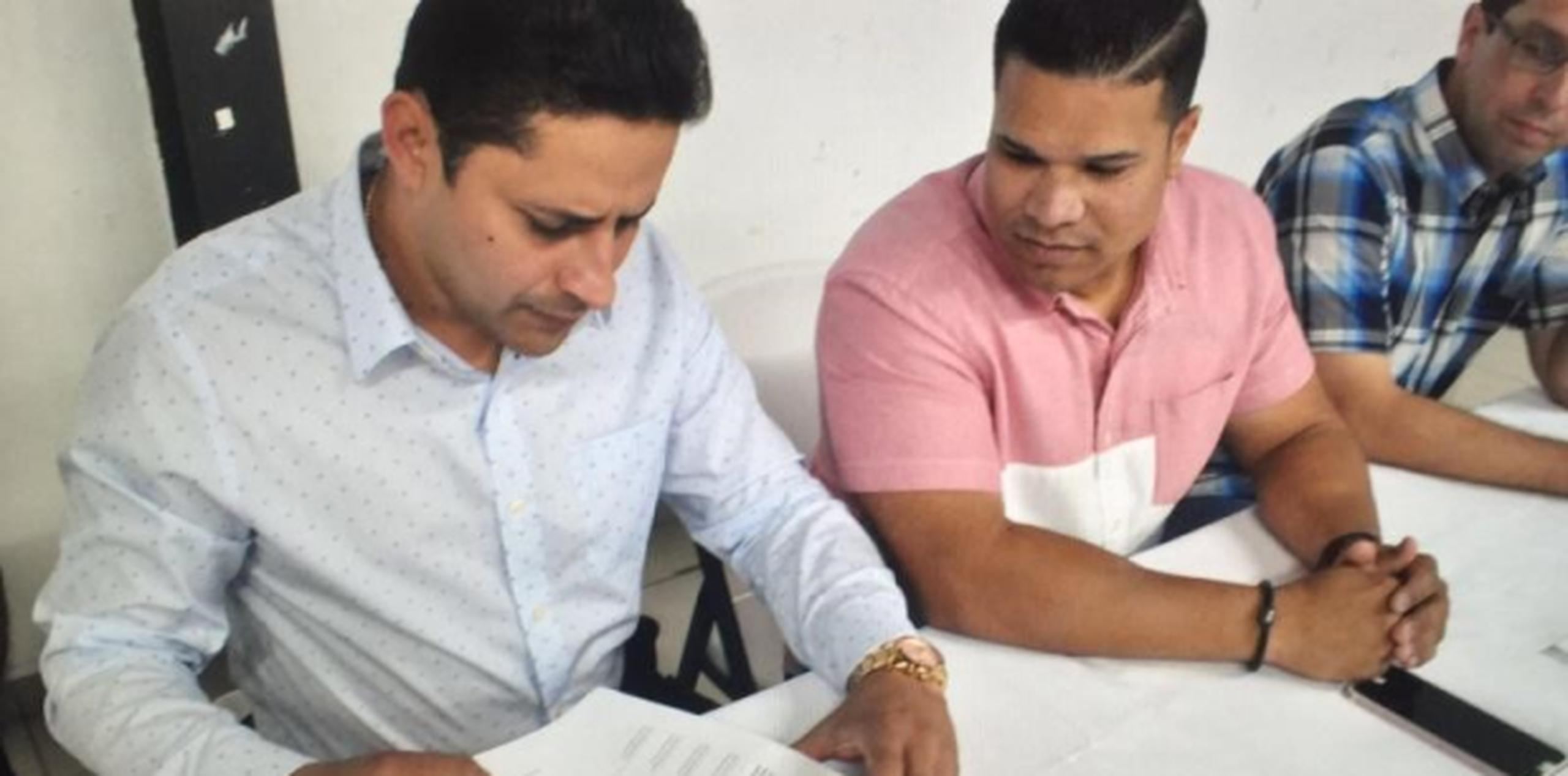 El alcalde de Arecibo, Carlos Molina, y el vicealcalde José "Memo" González, quien se perfila como el sustituto de Llerandi en la Cámara. (Suministrada)