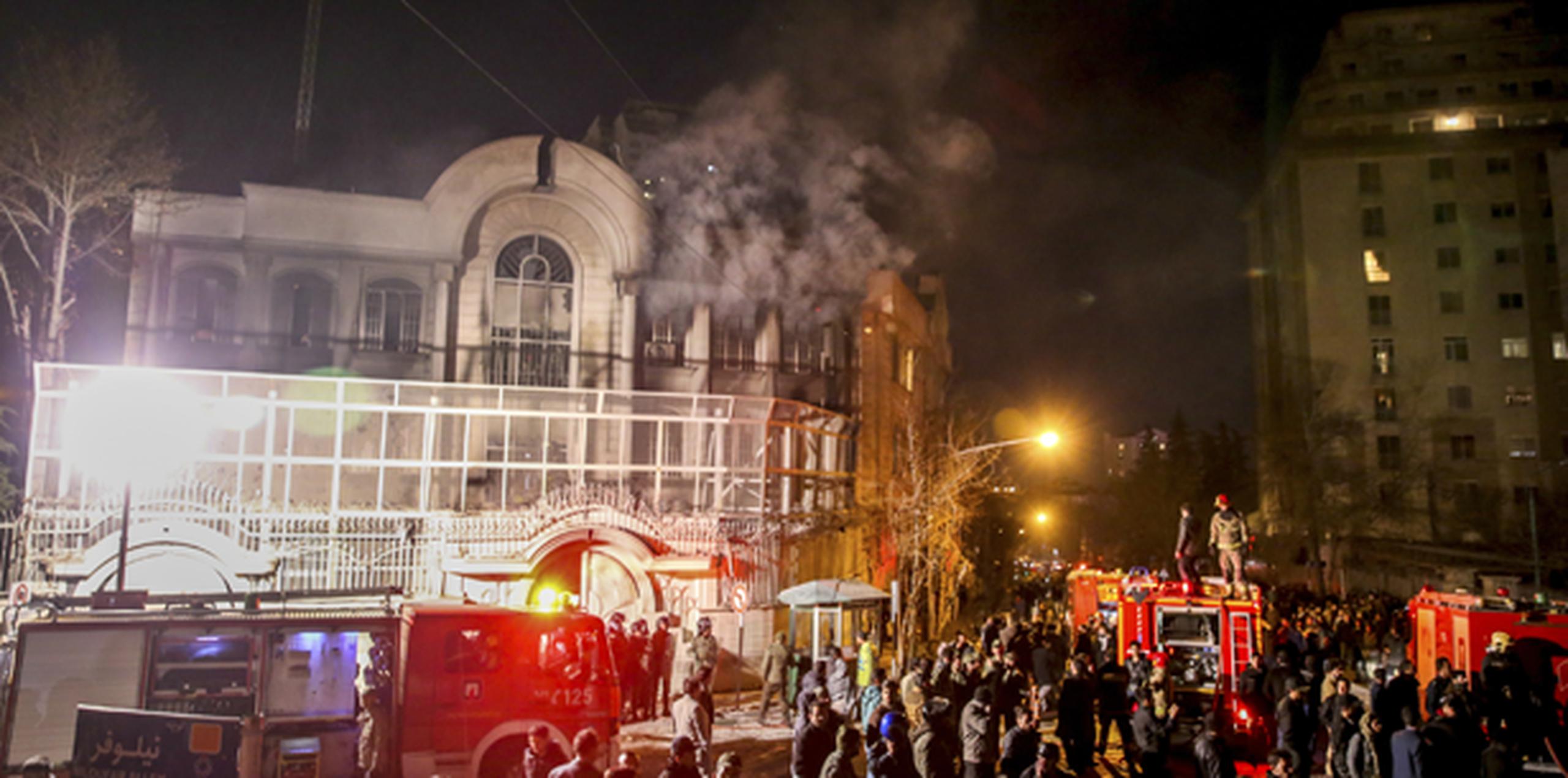 El ministerio iraní de Exteriores hizo un llamamiento a la calma después de que la policía dispersó a los encolerizados manifestantes y emitió un comunicado en el que pidió respetar las embajadas. (Vía AP Foto/Mohammadreza Nadimi/ISNA)
