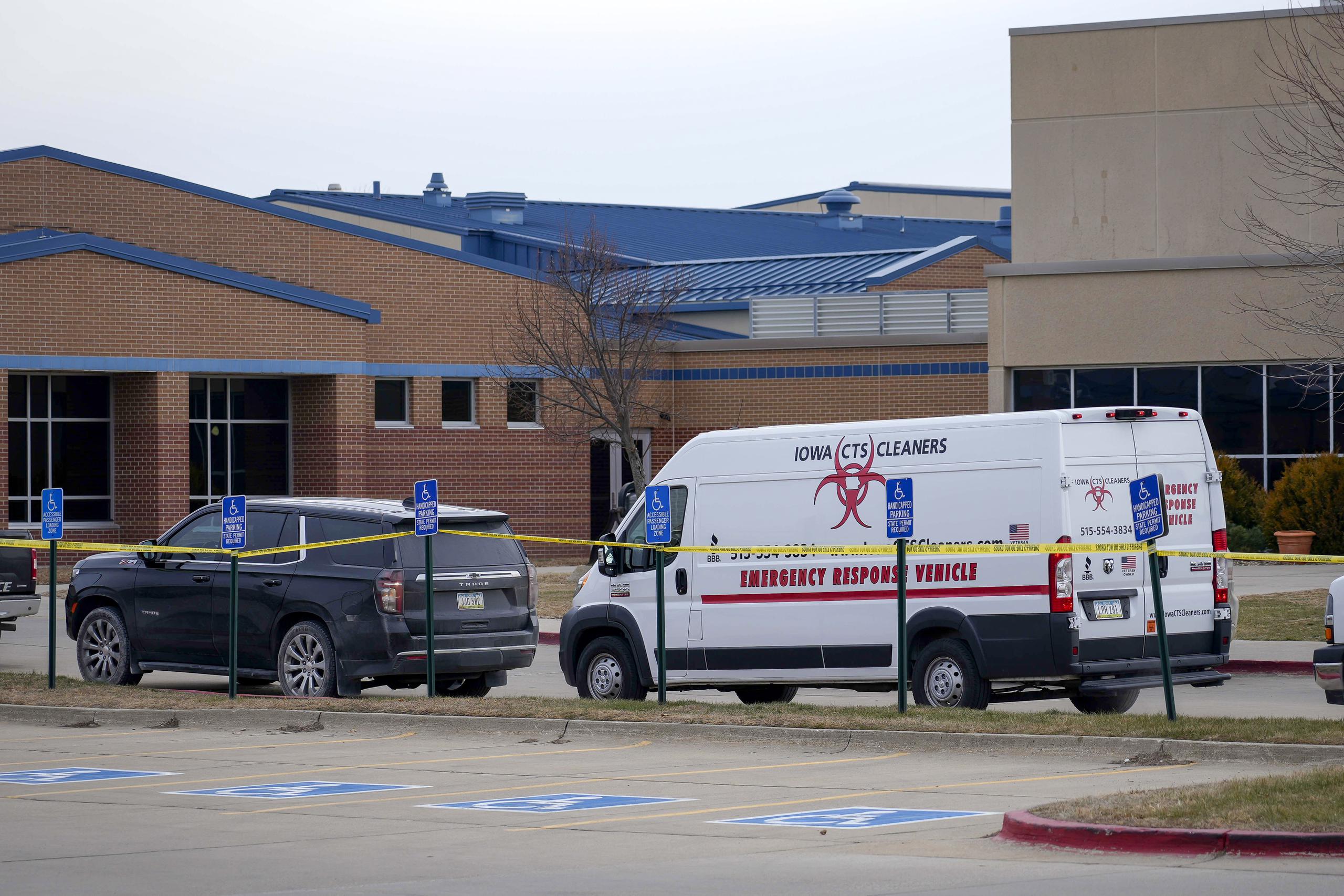 El Departamento de Seguridad Pública del estado dijo que Marburger, que está siendo tratado en un hospital de Des Moines, "actuó desinteresadamente y se puso en peligro en un aparente esfuerzo por proteger a sus estudiantes".