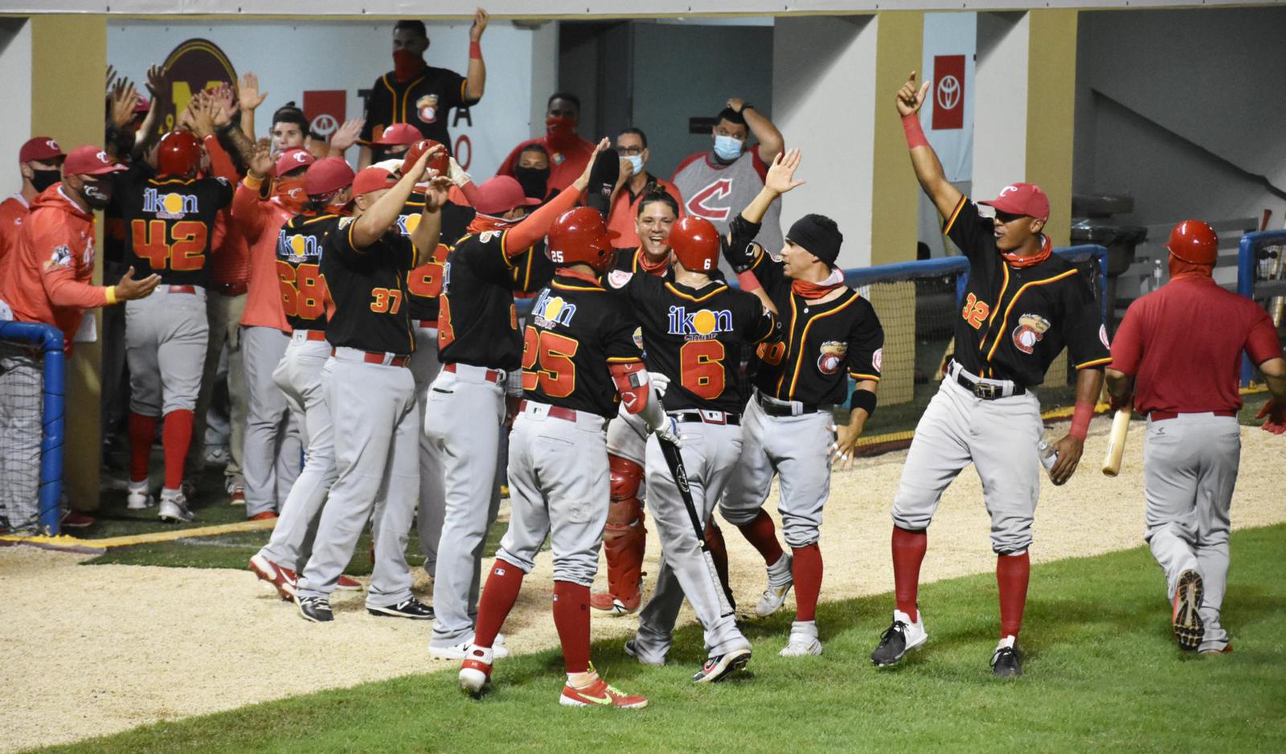 Los Criollos, de Caguas, campeones de la temporada 2020-21 de la Liga de Béisbol Profesional Roberto Clemente (Lbprc), celebran una de las dramáticas anotaciones que lograron el domingo para levantar el trofeo.