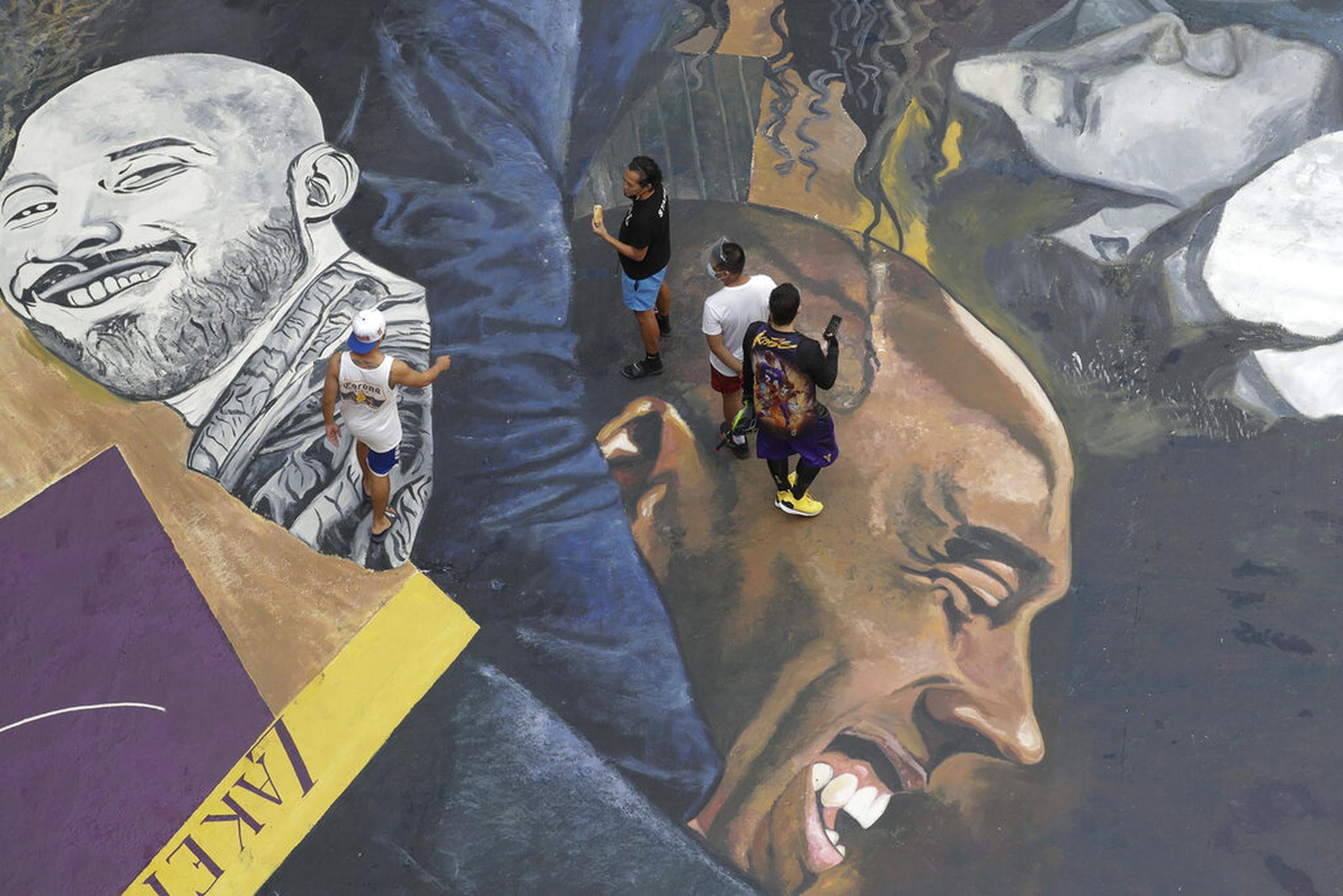 Muchos entre los Lakers y en la familia de Kobe Bryant y su círculo cercano de amigos todavía están de luto, un año después de su pérdida.