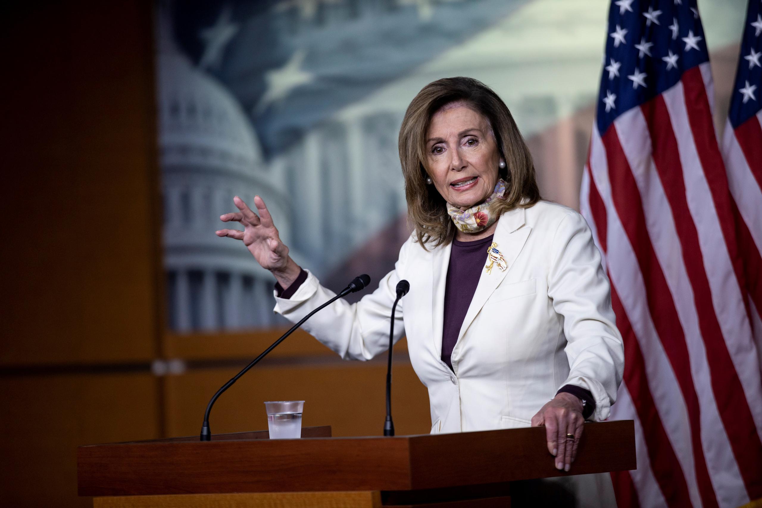 La presidenta de la Cámara de Representantes, Nancy Pelosi, indicó que los demócratas rebajaron su petición en un billón de dólares, pero pusieron como condición que la Casa Blanca incremente su oferta.