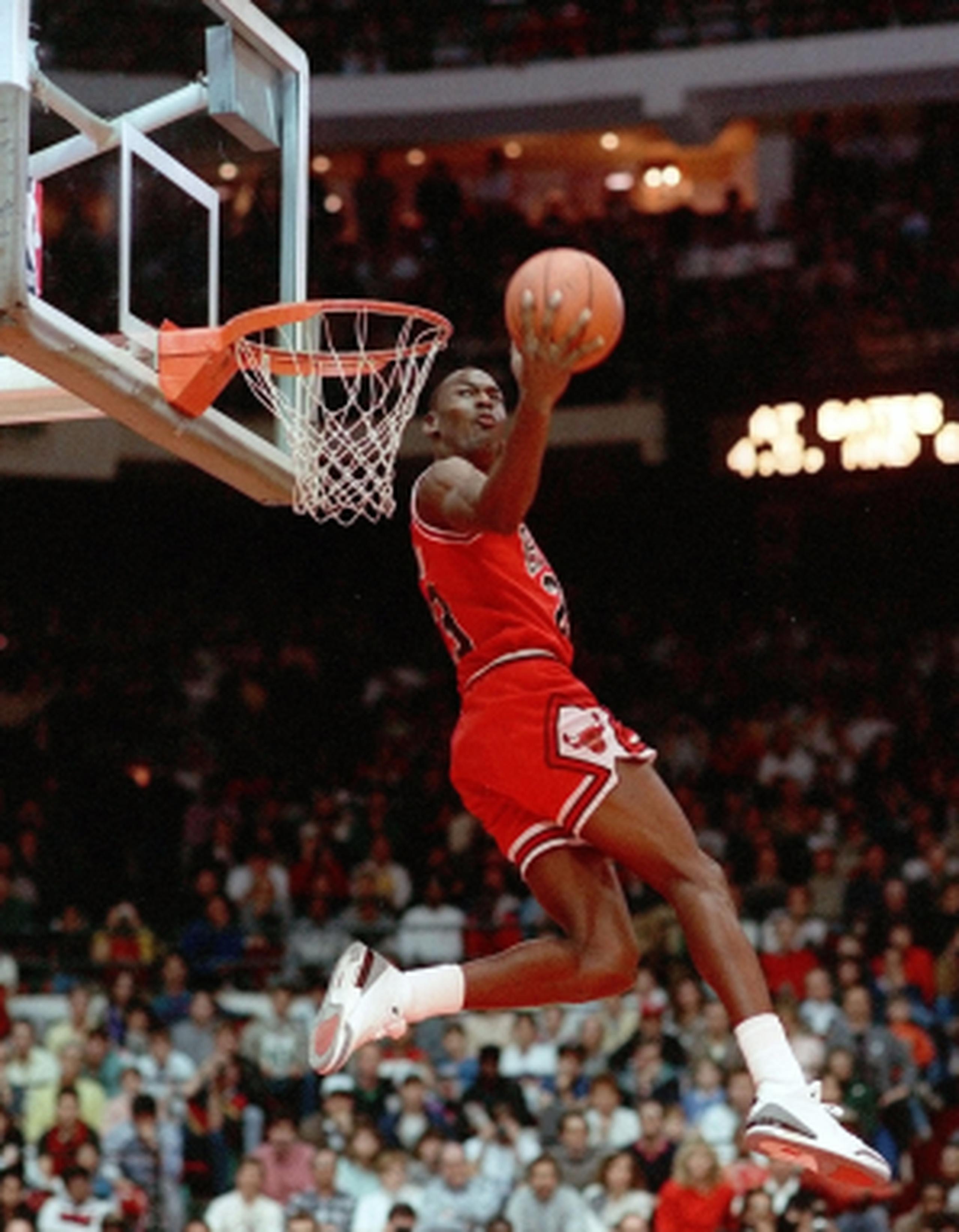 Michael Jordan completa uno de sus donqueos en la competencia que ganó en 1988. (Archivo / AP)