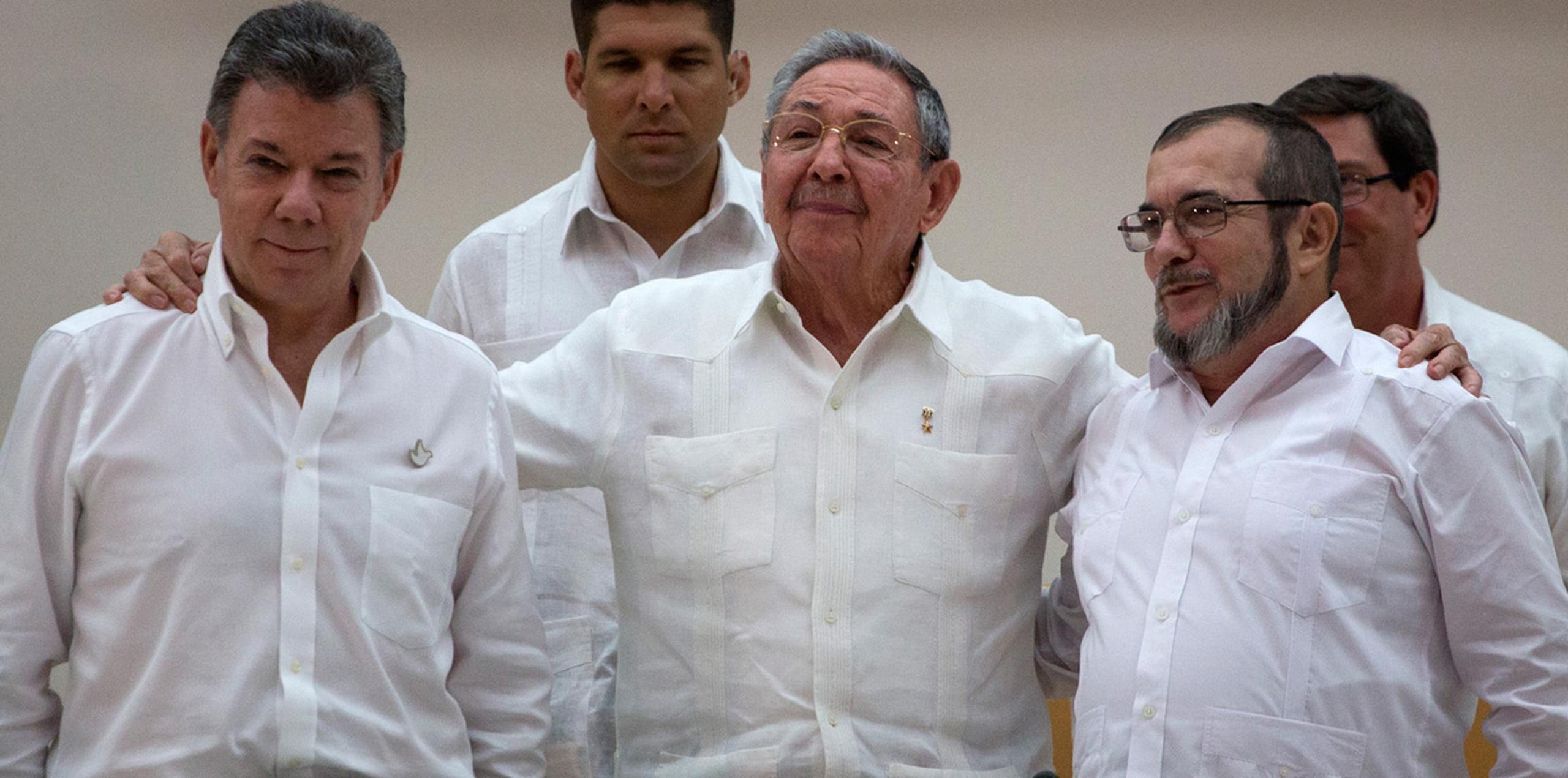 Esta imagen de archivo muestra al presidente cubano, Raúl Castro, flanqueado por el presidente colombiano, Juan Manuel Santos, y el comandante de la FARC, Timoleón Jiménez. (AP)