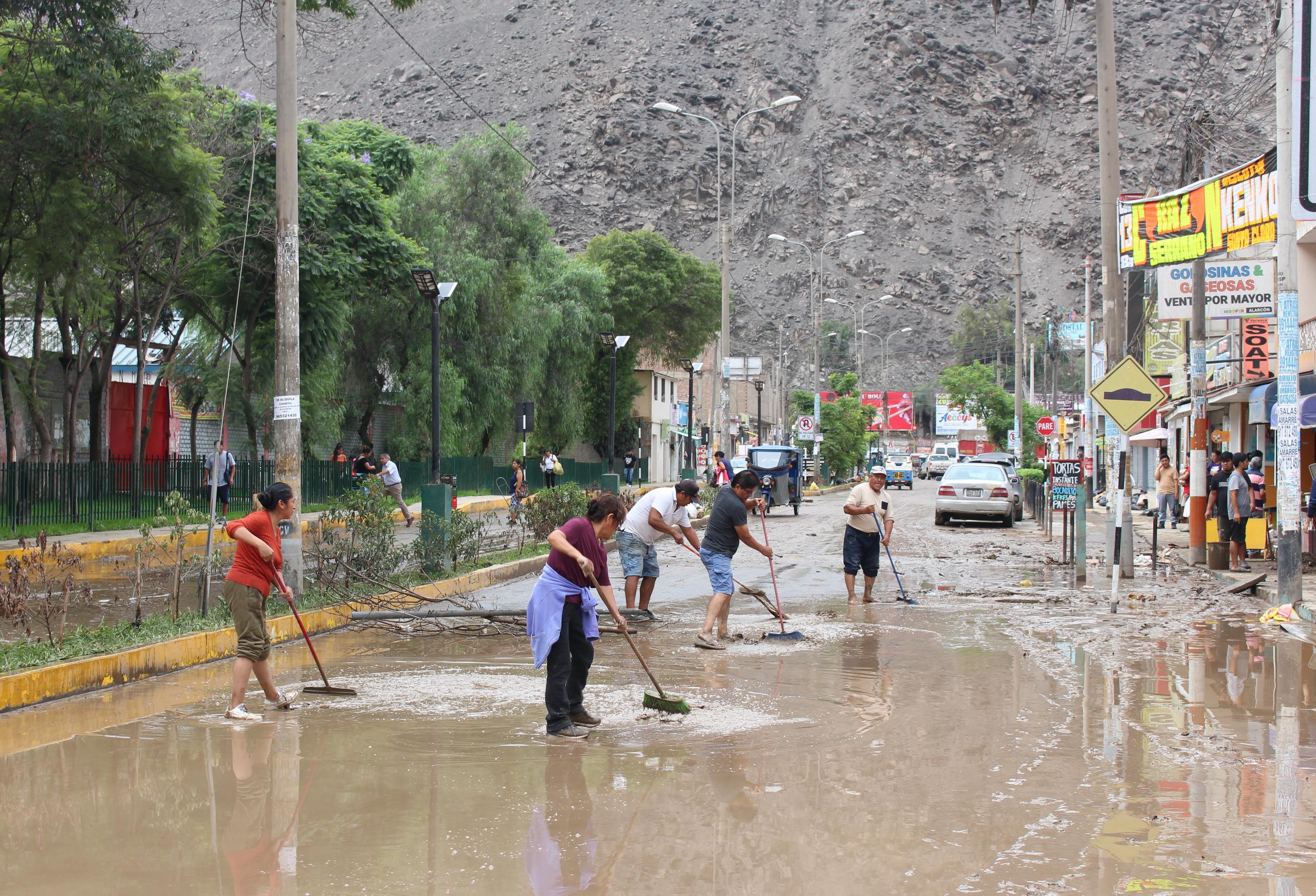Vista de una vía afectada por las lluvias en Perú.