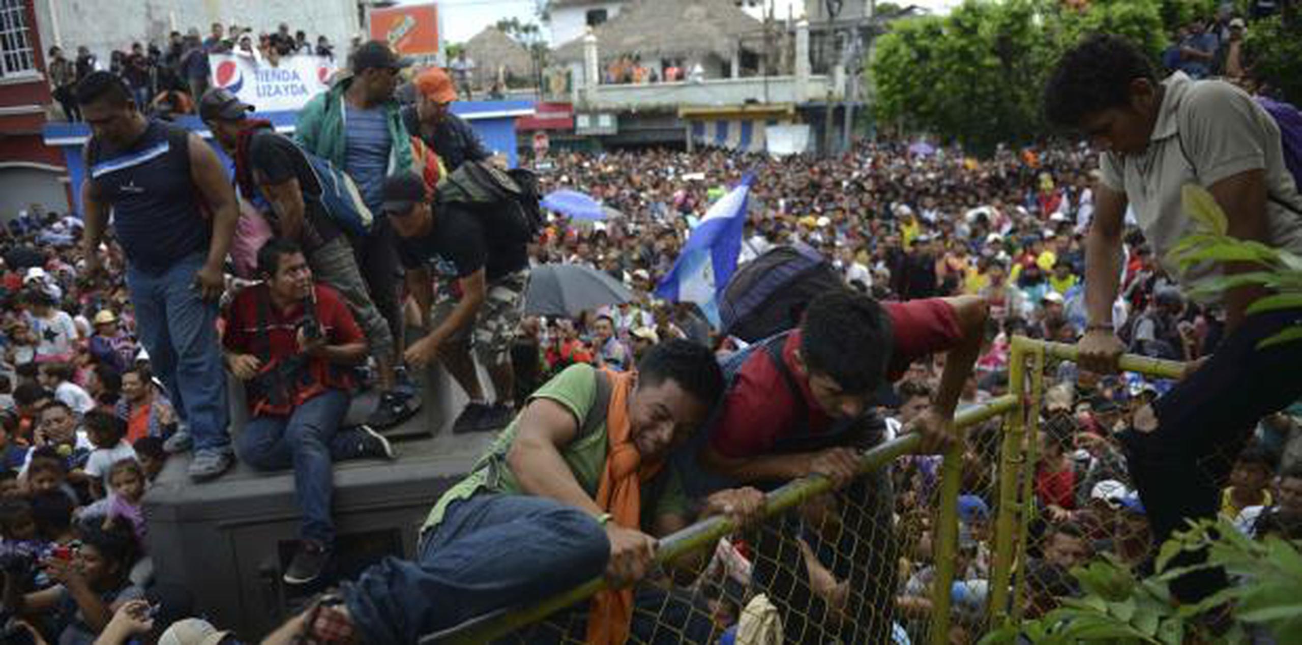 Miles de migrates hondureños ingresando a México en Tecún Umán, Guatemala, ayer, viernes. (AP / Oliver de Roos)