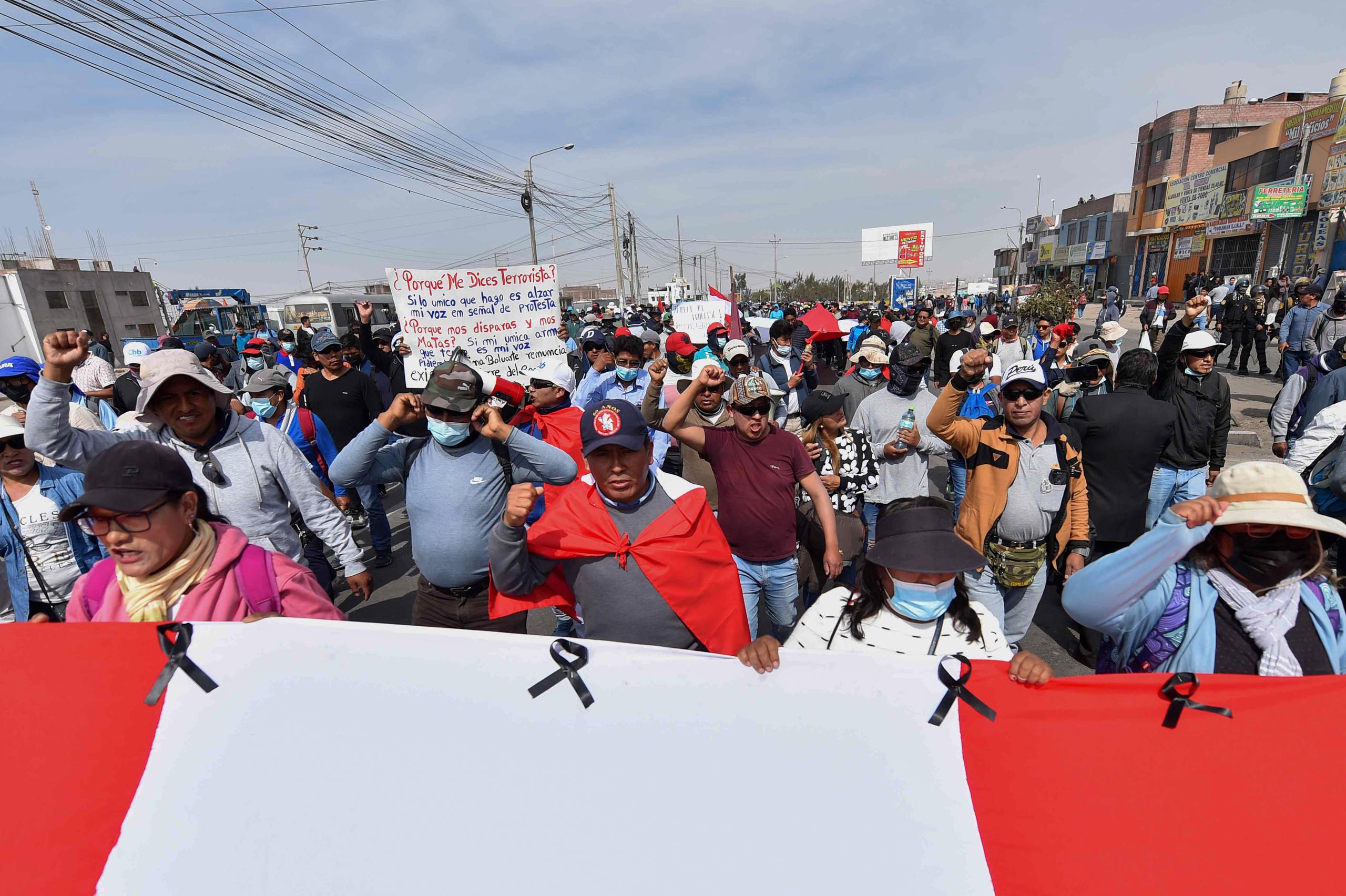 Manifestantes marchan hoy, en contra del Gobierno de la presidenta Dina Boluarte, en las calles de la ciudad de Arequipa, en Perú. (EFE/José Sotomayor)
