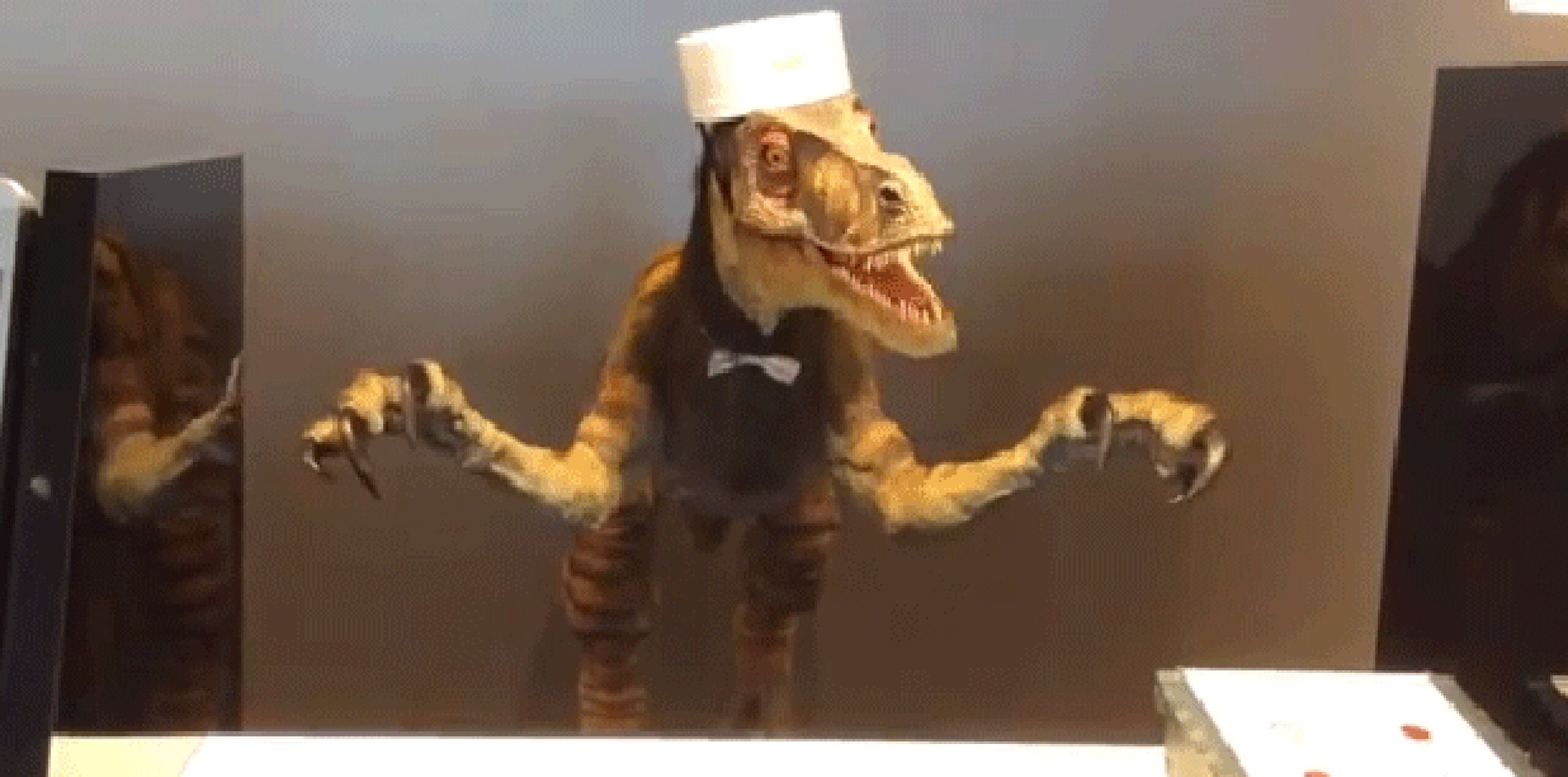 El robot recepcionista que habla inglés tiene la apariencia de un dinosaurio y el que habla japonés semeja una humanoide con pestañas. (YouTube)