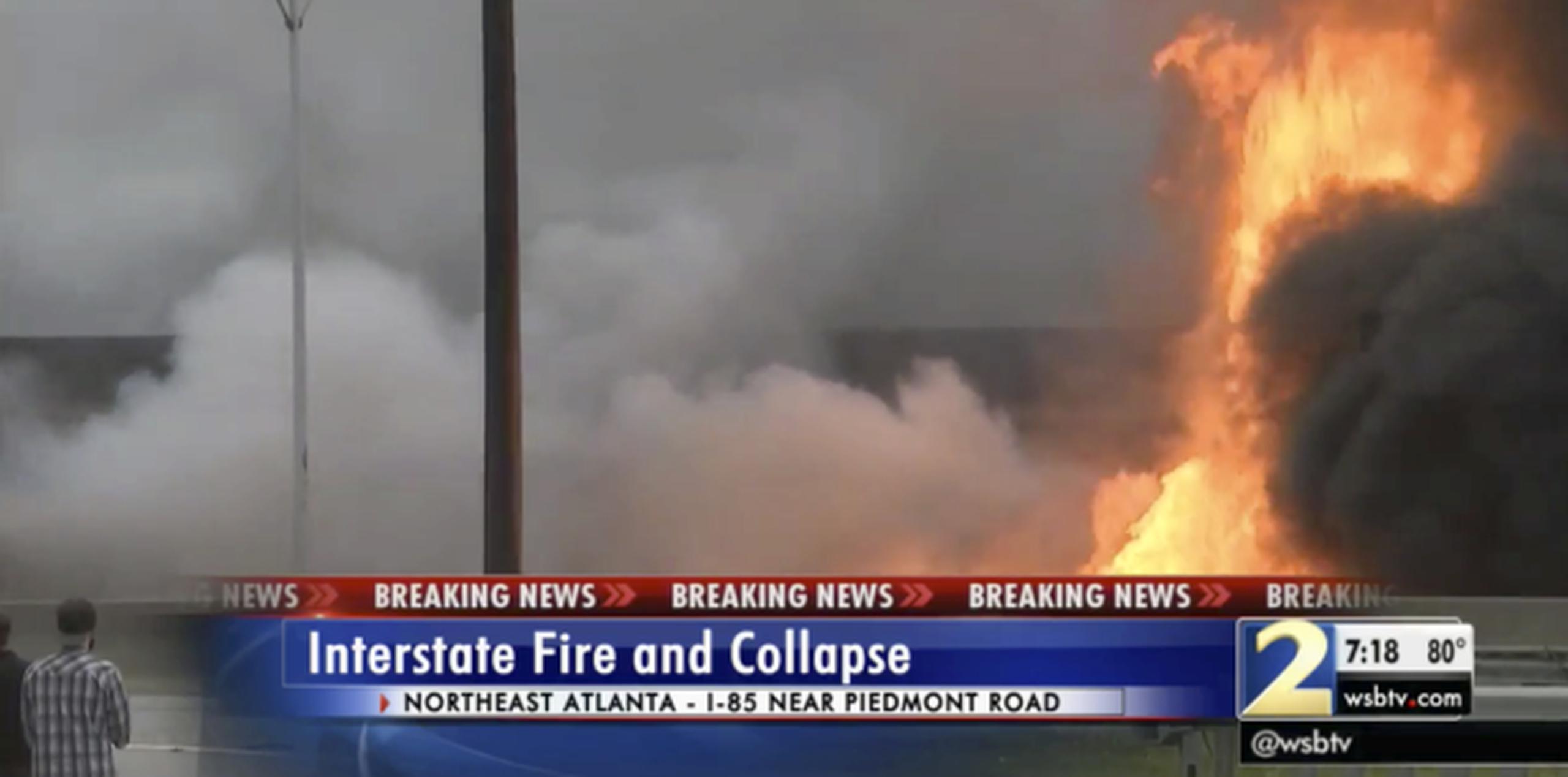 El tráfico tuvo que ser interrumpido por las llamas y columnas de humo que subían a los lados del puente, que luego colapsó. (WSB-TV via AP)