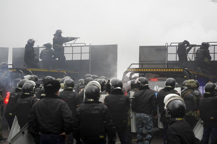 Policía antidisturbios bloquea una calle para detener a los manifestantes en Almaty, Kazajstán, el 5 de enero de 2022.