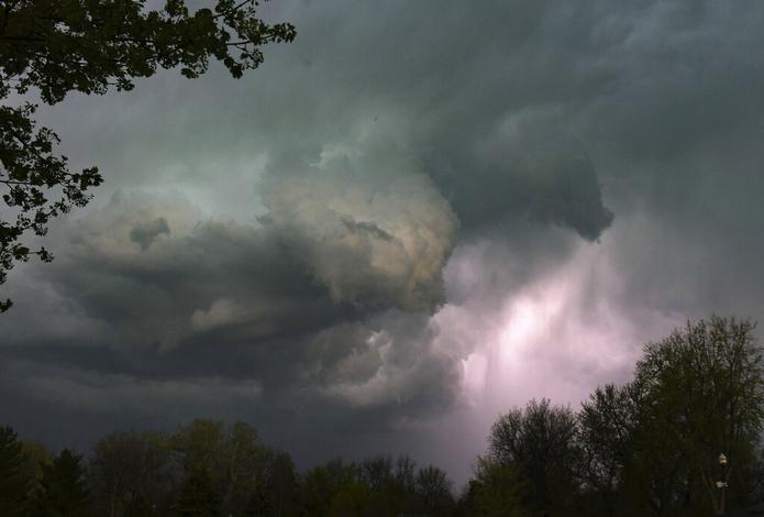 Un rayo ilumina dentro de una celda de tormenta que se mueve hacia el norte el 12 de mayo de 2022 en Sioux Falls, Dakota del Sur.