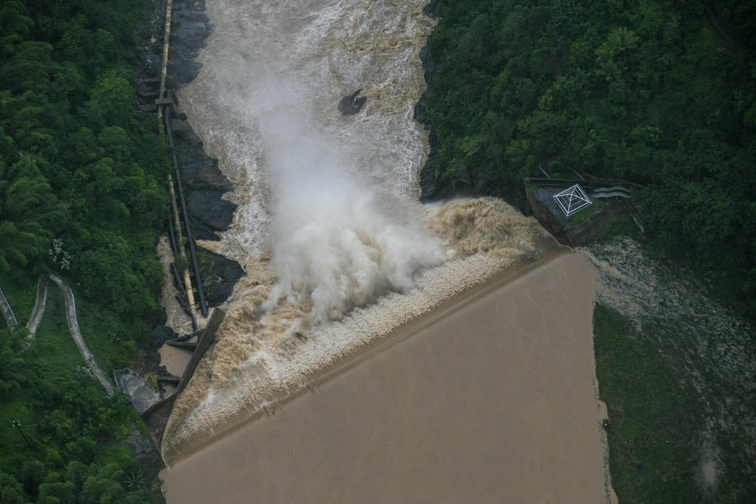 Imagen aérea que muestra el desborde del río La Plata en la represa ubicada en Comerío.