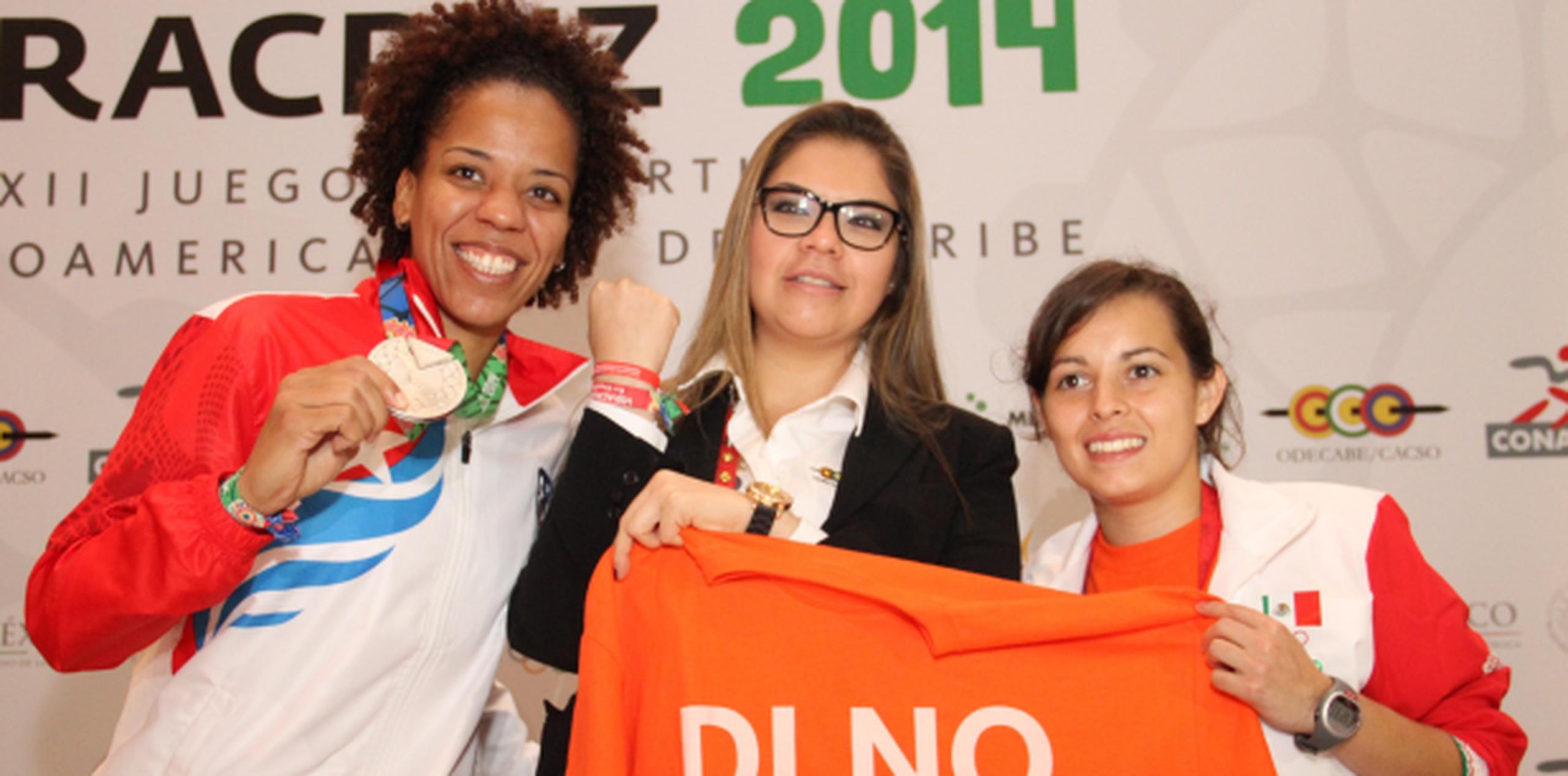 La integrante de la Selección de baloncesto femenino boricua Mari Plácido (izq.) se unió a la jugadora de squash mexicana Karla Urrutía en apoyo a la iniciativa. (Suministrada)