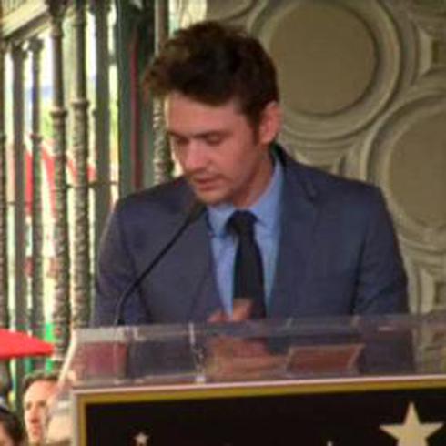 James Franco destapa su estrella en el icónico Paseo de la Fama de Hollywood