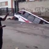 Una calle colapsó y se tragó un autobús con pasajeros en Venezuela