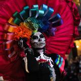 Las máscaras de “catrina” triunfan como disfraz de Halloween en Barcelona 