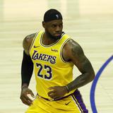 LeBron James se olvida del cansancio y mantiene ganadores a los Lakers
