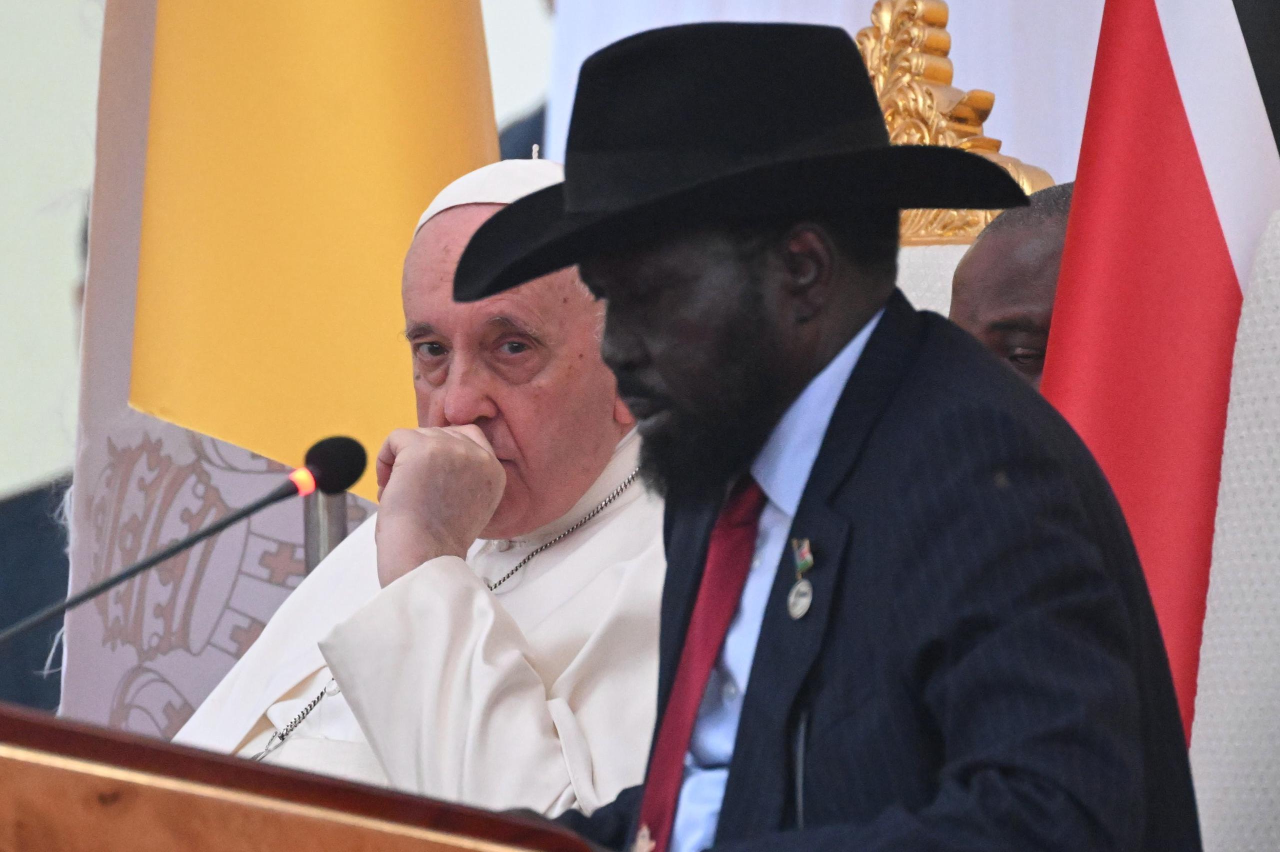 El papa Francisco y el presidente de Sudán del Sur, Salva Kiir, durante su encuentro con autoridades, líderes representantes de la sociedad civil y el cuerpo diplomático, en el jardín del Palacio Presidencial de Juba, Sudán del Sur, este viernes. 
(EFE/ Ciro Fusco)