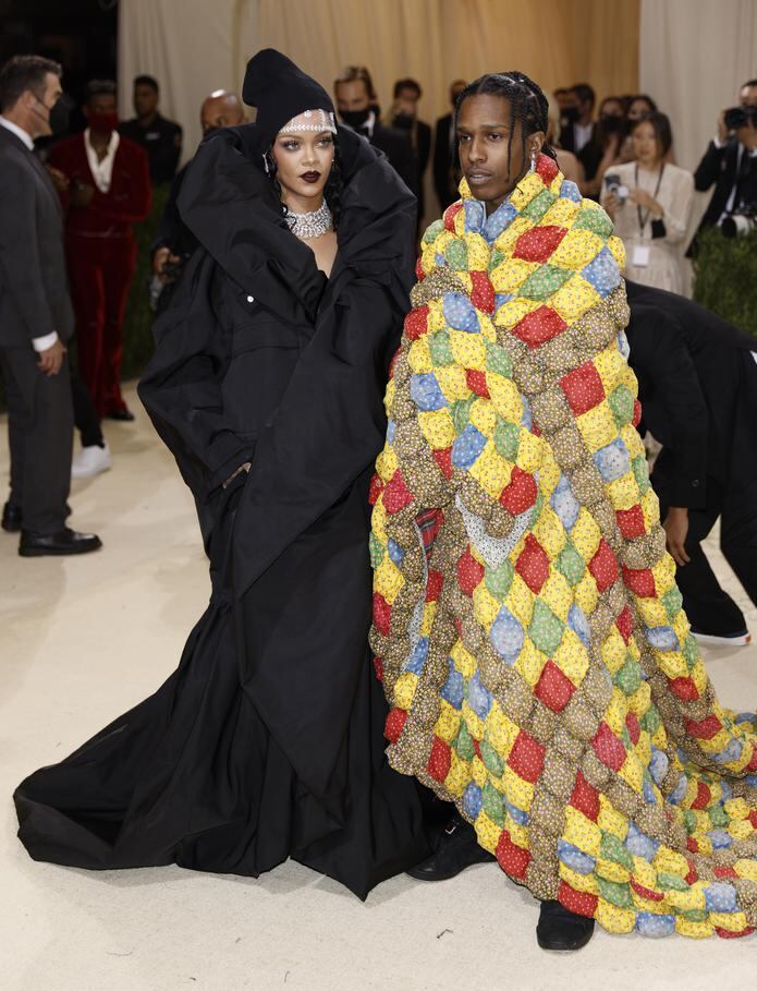 La cantante barbadense Rihanna y su novio, el rapero A$AP Rocky, durante la gala del 2021.