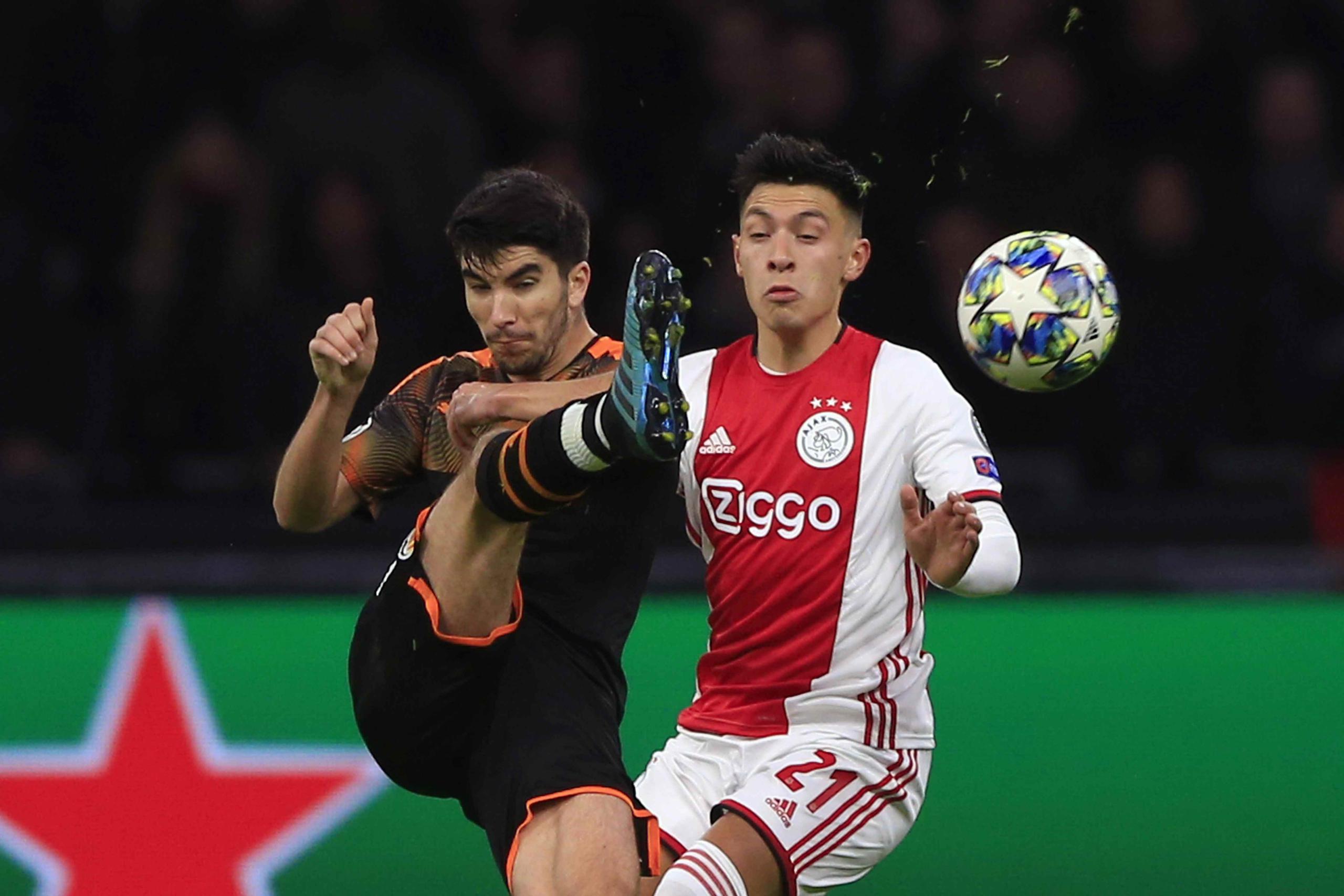 Carlos Soler, del Valencia, a la izquierda, despeja un balón antes de que Lisandro Martínez, del Ajax, pudiese controlarlo. (AP / Peter Dejong)
