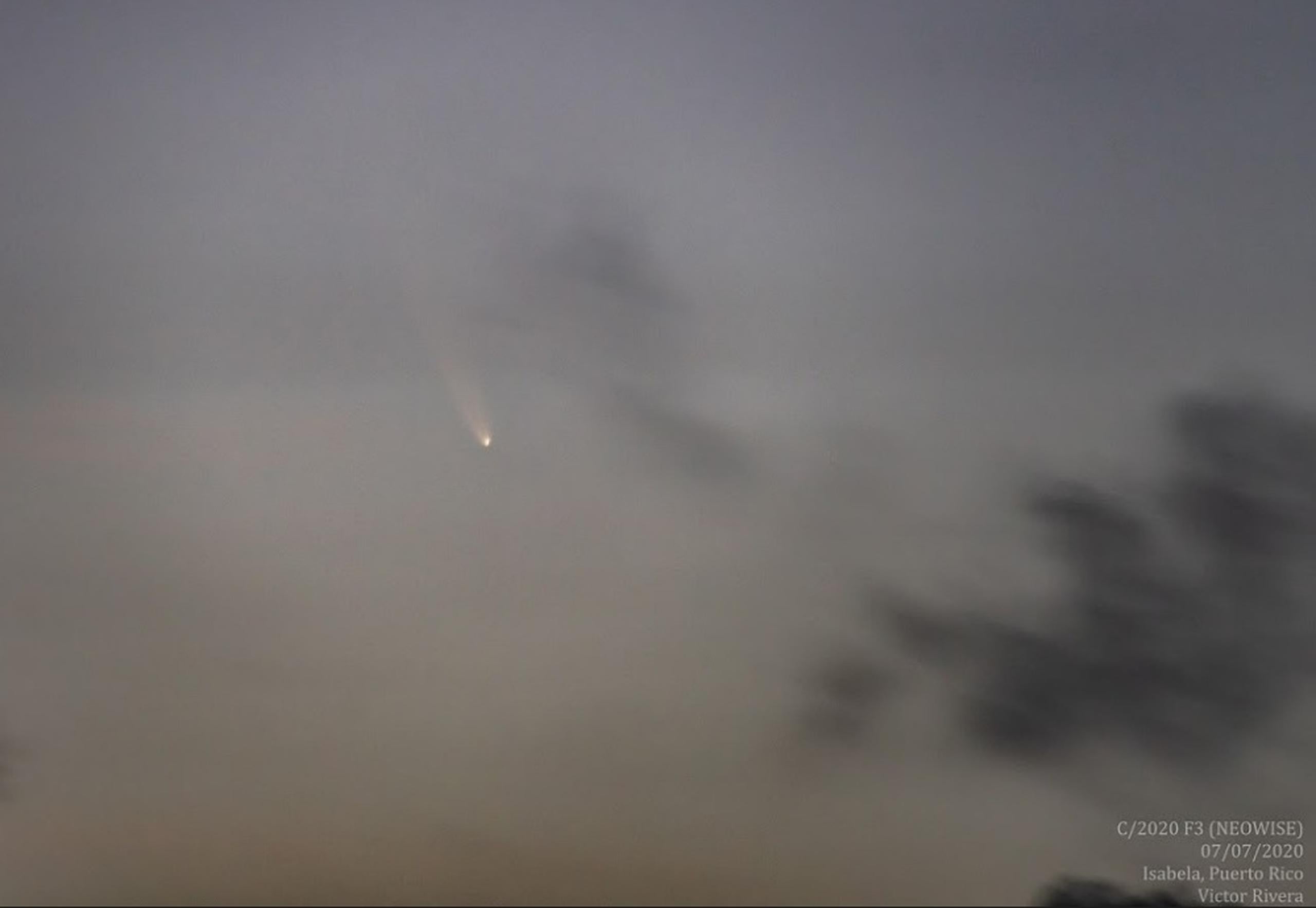 Víctor Rivera, uno de los astrofotografos de la SAC, captó imágenes del cometa durante el amanecer del martes y explicó que aunque puede ser levemente apreciado a simple vista, se localiza y observa mucho mejor a través de binoculares.