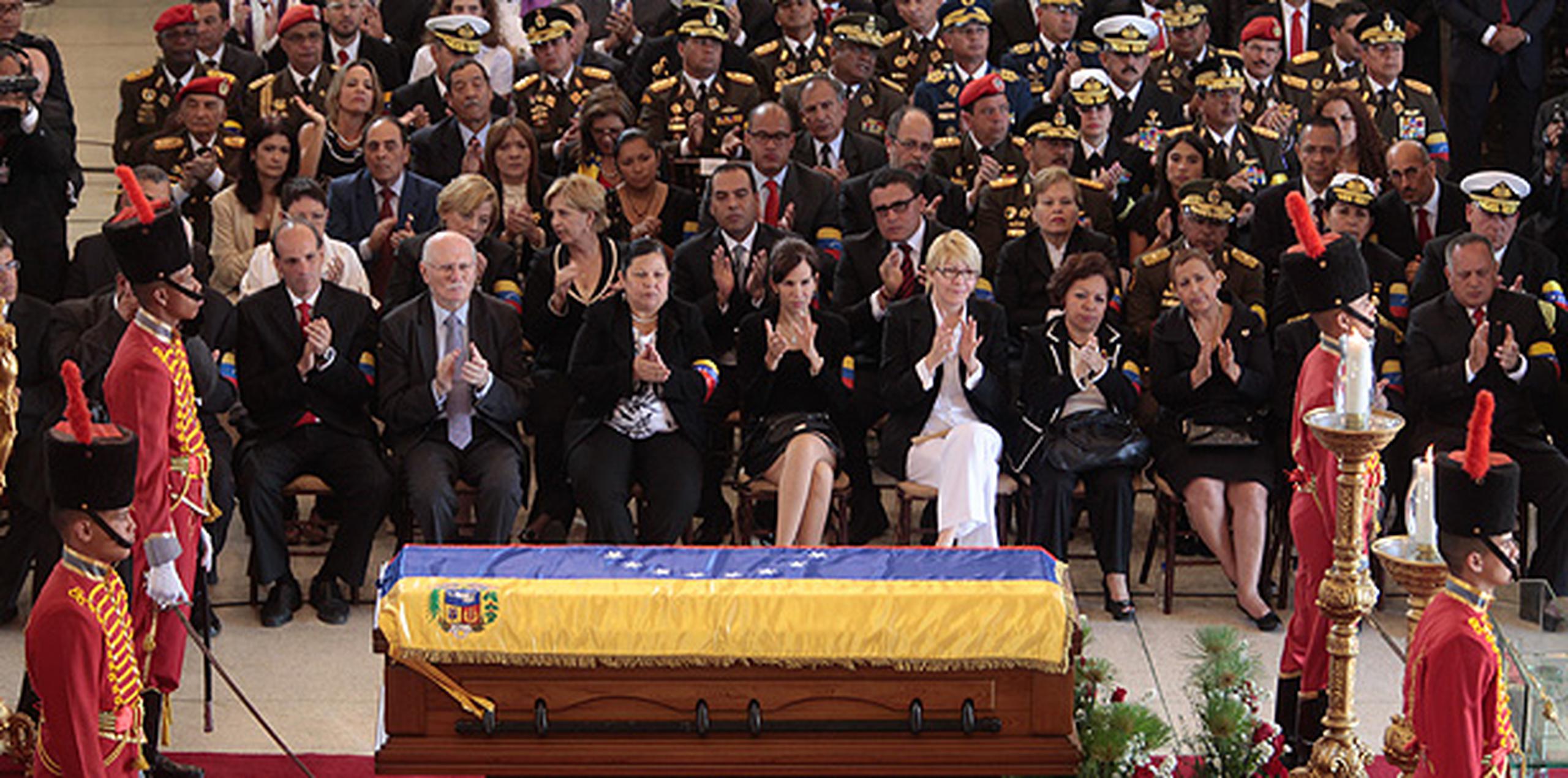 Durante poco más de dos horas se rindió el homenaje a Chávez, cuyo cuerpo yacía dentro de un féretro cubierto por la bandera venezolana. Un coro y una orquesta dieron inicio a la ceremonia entonando el himno nacional. (AP)