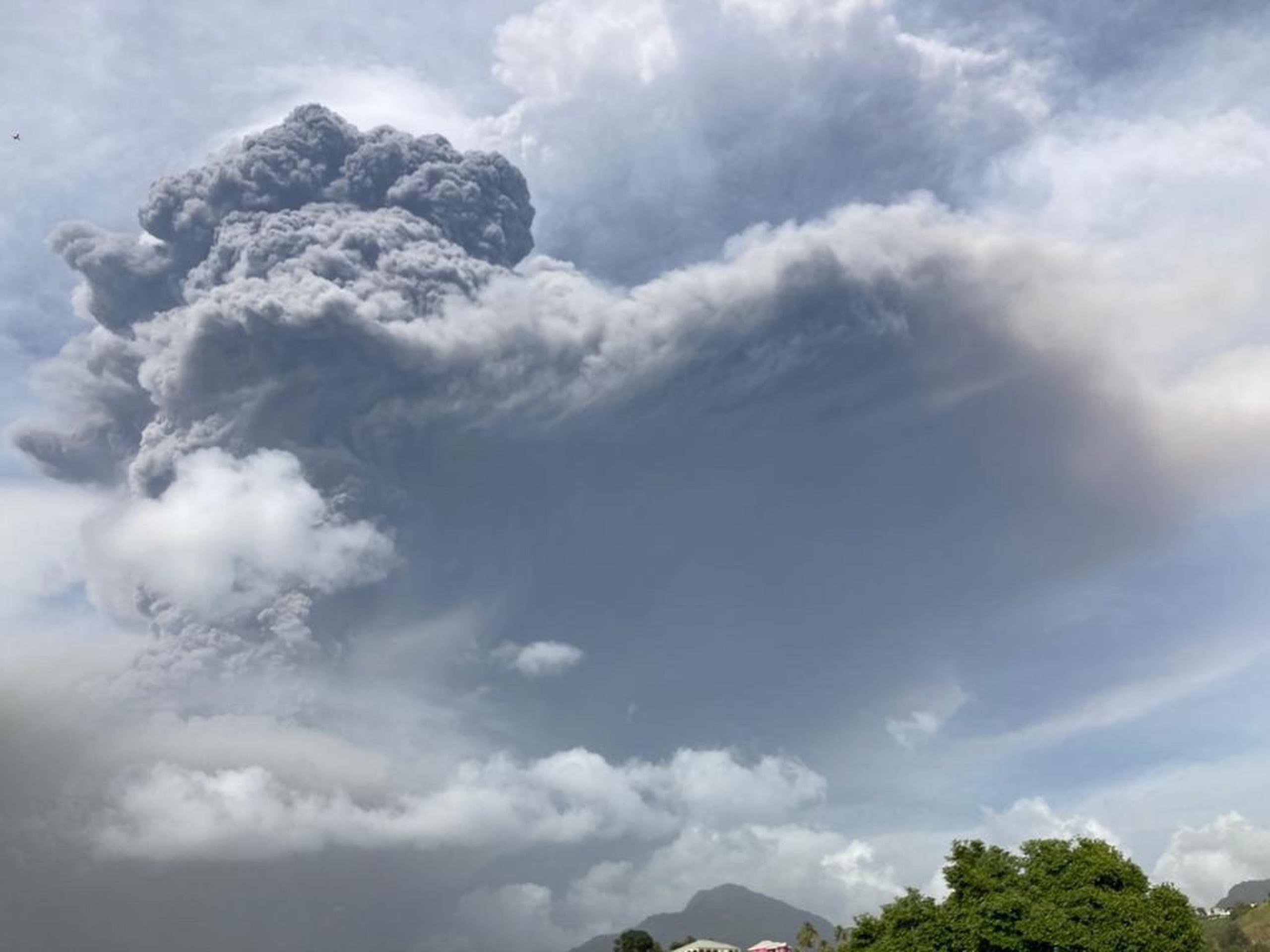 Robertson, del equipo científico del Centro de Investigación Sísmica de la Universidad de las Indias Occidentales (UWI, en inglés) en Trinidad y Tobago, indicó que la erupción “explosiva” del viernes se produjo tres meses después del inicio de otra “efusiva” en el volcán.