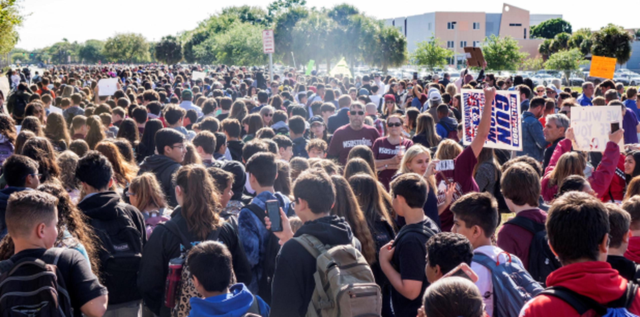 El pasado 14 de marzo, estudiantes del instituto Stoneman Douglas High School participaron en el paro realizado a nivel nacional para protestar contra la violencia por armas de fuego, en Parkland, Florida. (Archivo)