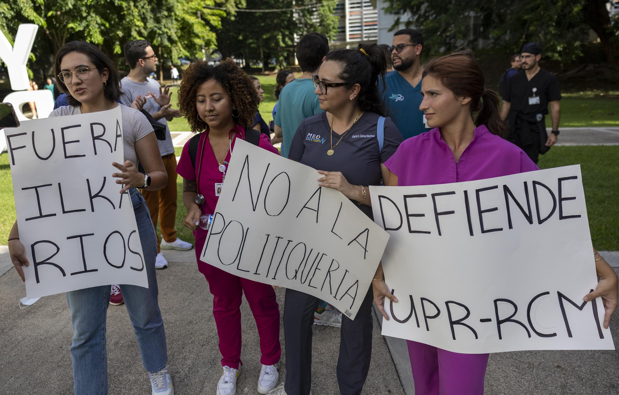 Estudiantes protestan contra la Dra. Ilka Ríos Reyes, rectora del Recinto de Ciencias Médicas.