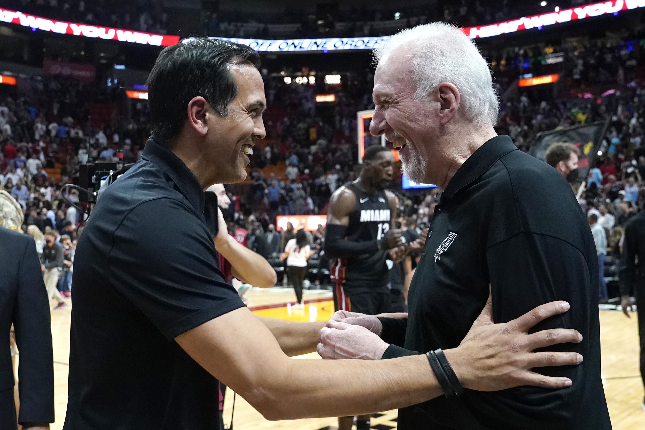 El entrenador del Heat de Miami, Erik Spoelstra, estrecha manos con Popovich. Él y otros dirigentes y jugadores dicen que Popovich es una persona muy jovial, distinta al hombre serio que vende frente a las cámaras.