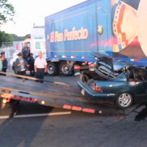 Conductor de vehículo pillado debajo de camión está vivo de milagro