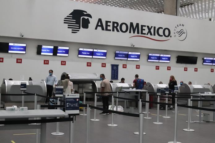 Fotografía de archivo de usuarios que se registran para abordar el vuelo de Aeromexico-Madrid que saldrá del Aeropuerto Internacional de la Ciudad de México (México). EFE/José Pazos
