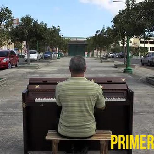 A tocar el piano en Mayagüez
