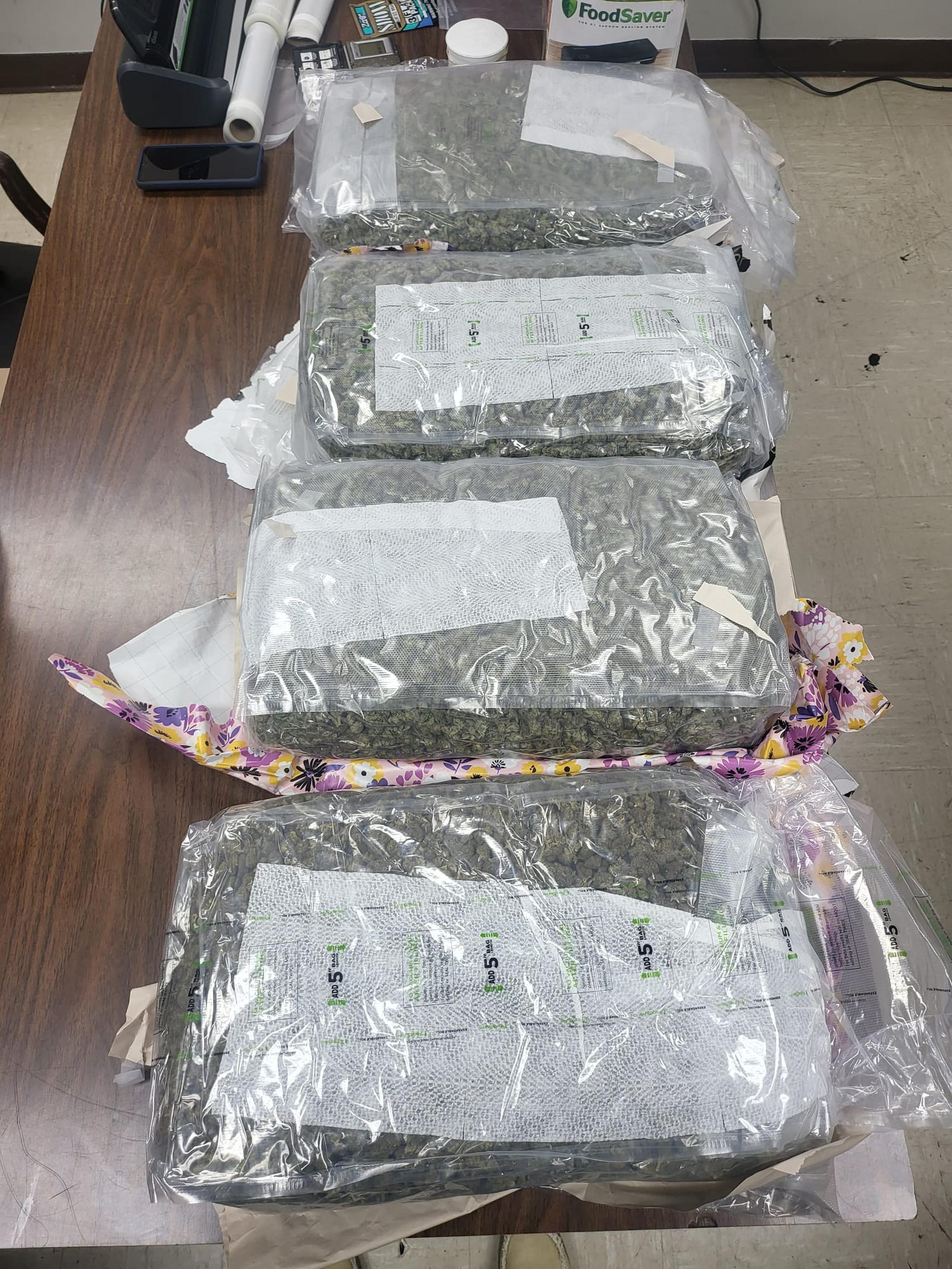 23 libras de marihuana envueltas con papel de regalo ocupadas en un allanamiento en la calle Luis Muñoz Rivera de la urbanización Martorell, en Dorado.