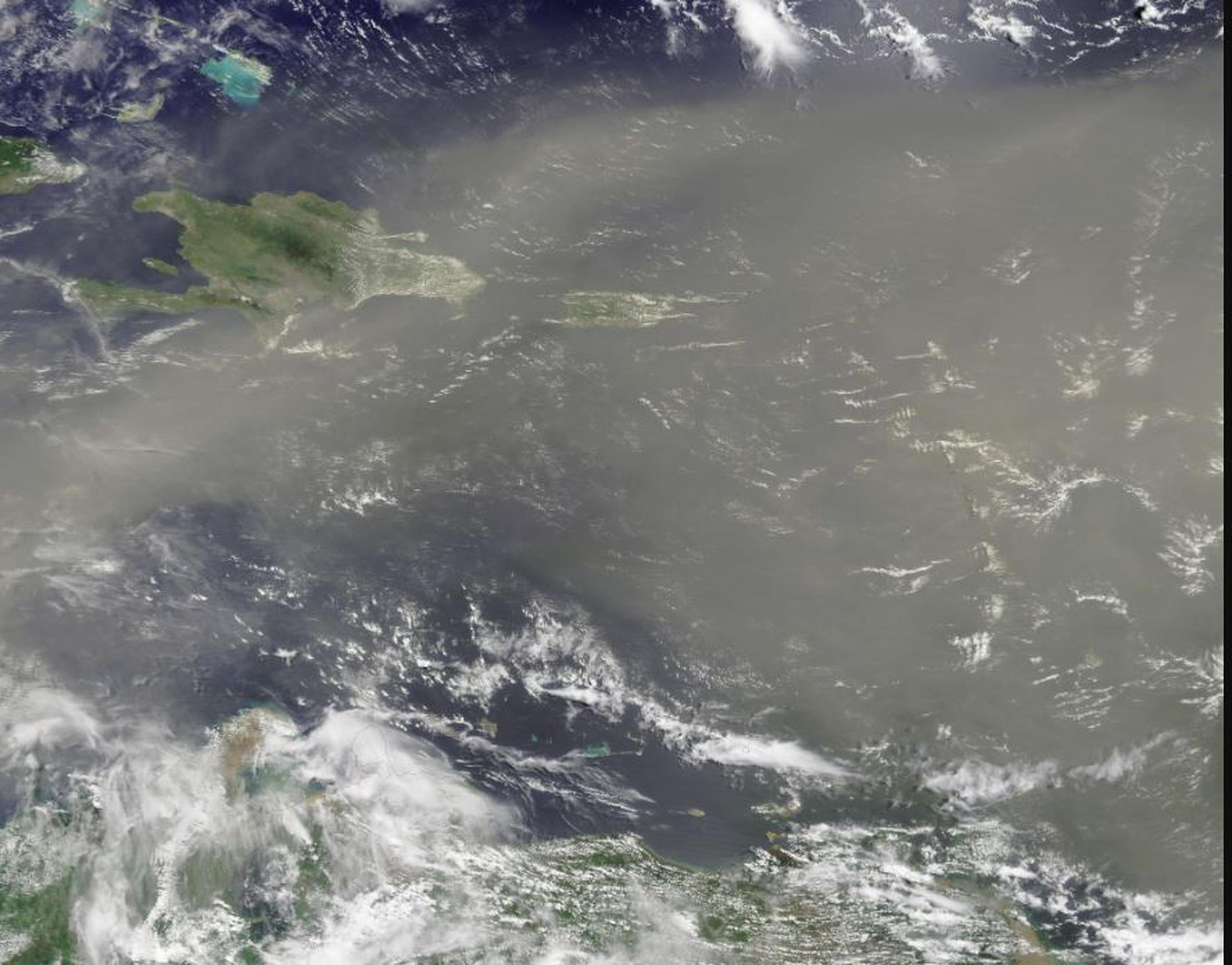 La información suministrada por los satélites de observación de la Tierra de la NASA ha demostrado que el polvo puede transportarse mediante corrientes de aire hasta 6,000 millas o más de distancia.