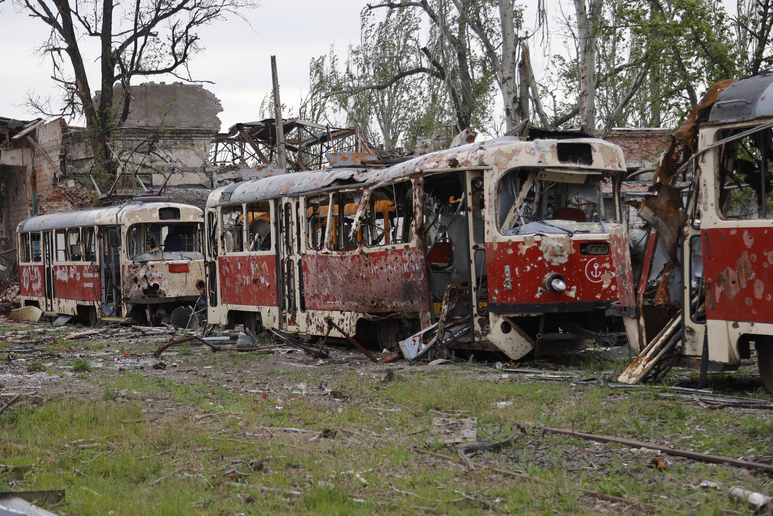 Vagones destruidos en un depósito en Mariúpol, territorio bajo el gobierno de la República Popular de Donetsk, el sábado 21 de mayo de 2022, en el este de Ucrania.
