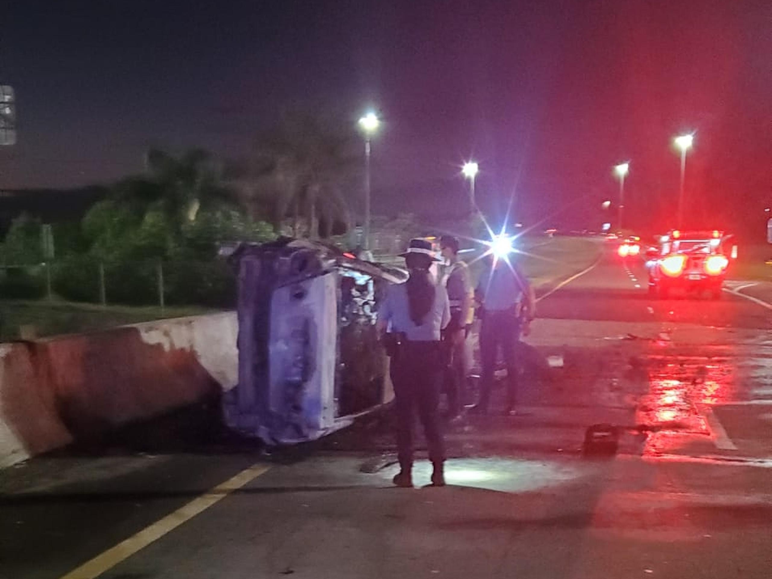 Una persona murió calcinada al chocar de frente con otro automóvil en el kilómetro 78 de la autopista José De Diego en Arecibo.