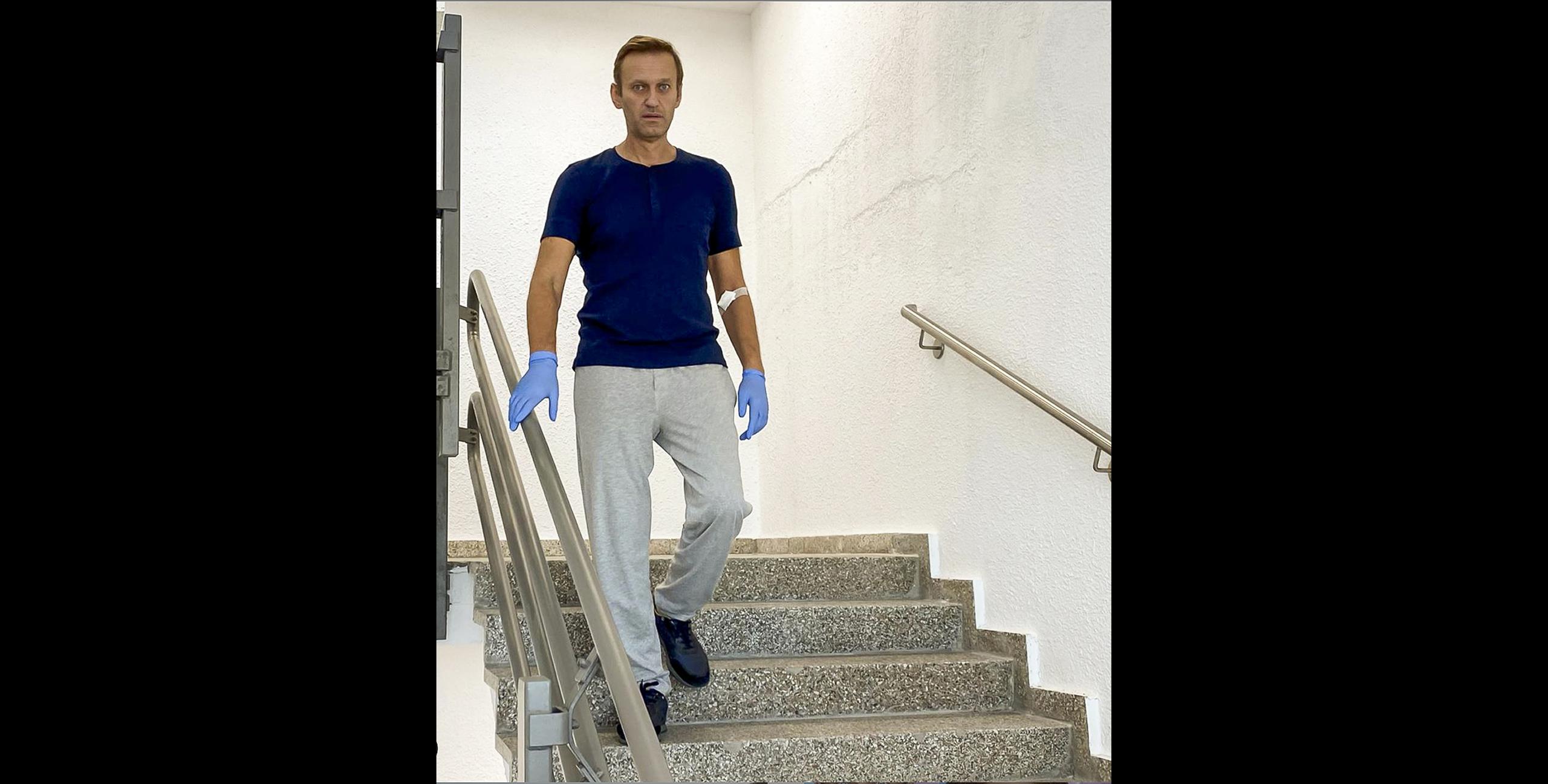 En esta foto tomada de un video publicado por el líder opositor ruso Alexei Navalny en su cuenta de Instagram, se le ve bajando las escaleras en un hospital en Berlín.