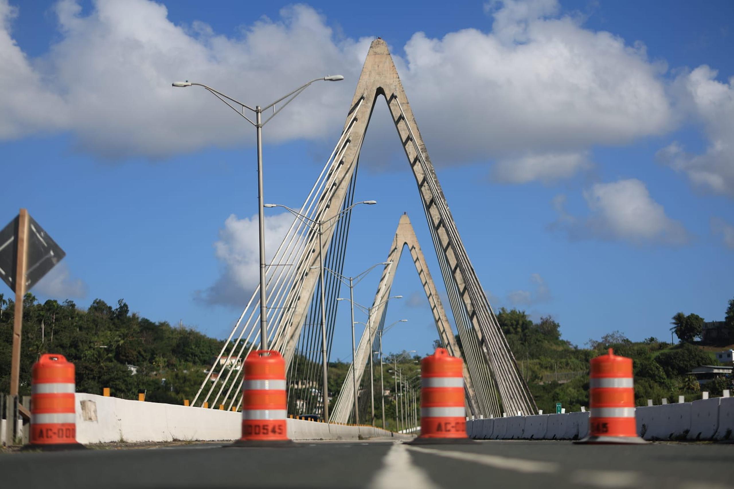 El Puente Atirantado en Naranjito, que fue cerrado esta semana, llevaba el tráfico directo a la cancha Gelito Ortega de las Changas.