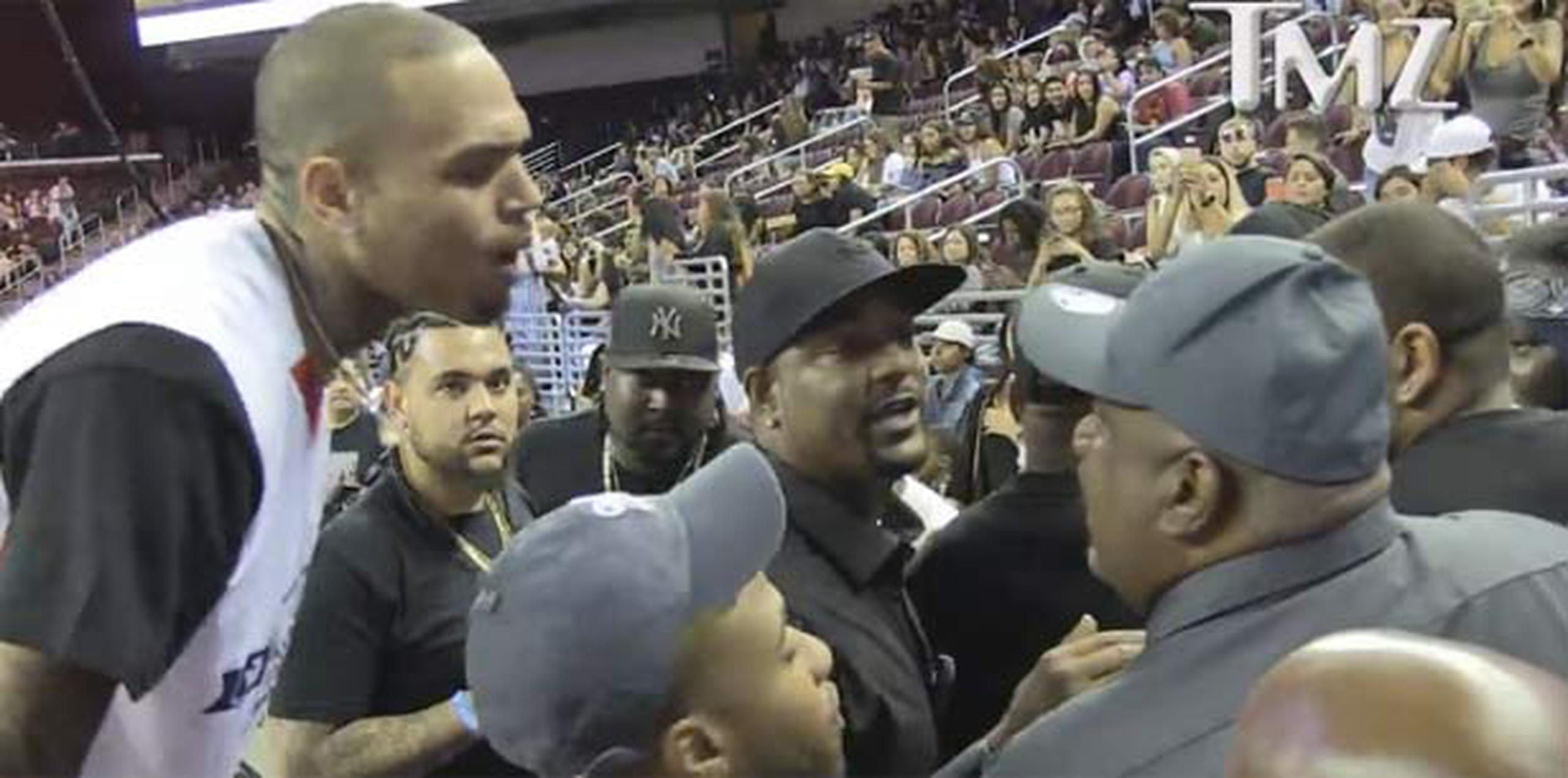 Chris Brown discute con una persona en el auditorio Galen Center de Los Ángeles. (Captura: TMZ)