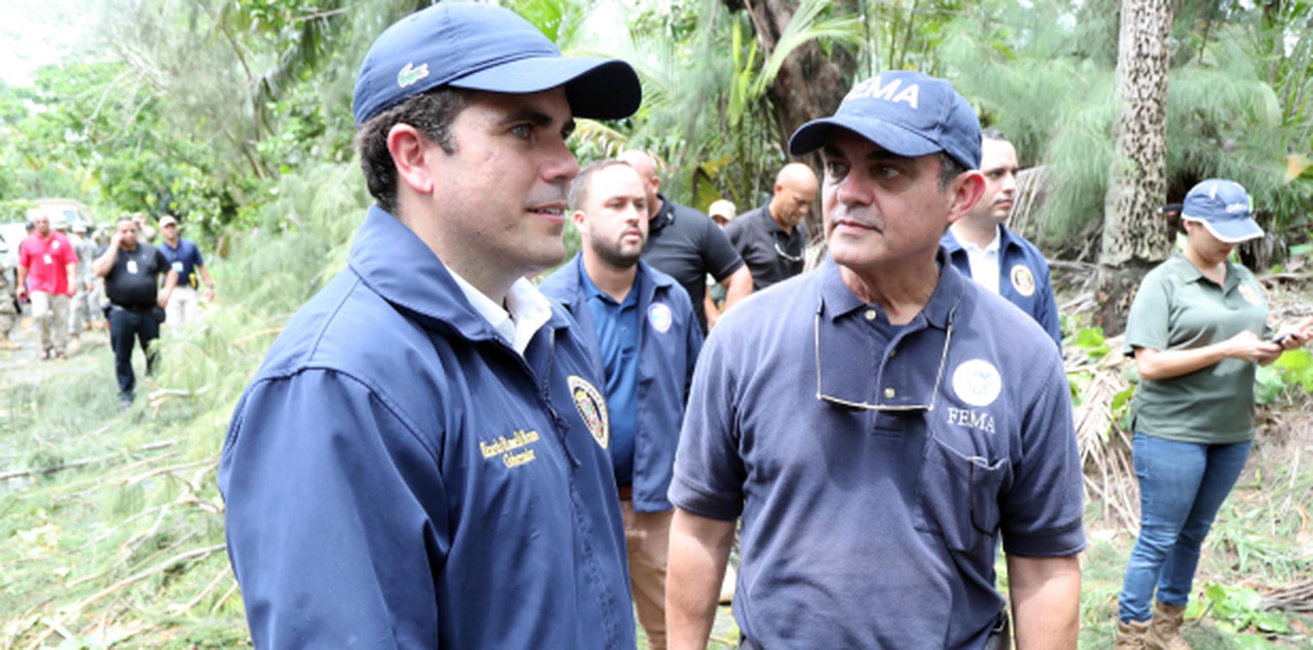 Rosselló y Alejandro de la Campa, de FEMA, durante un recorrido ayer por áreas afectadas. (david.villafane@gfrmedia.com)