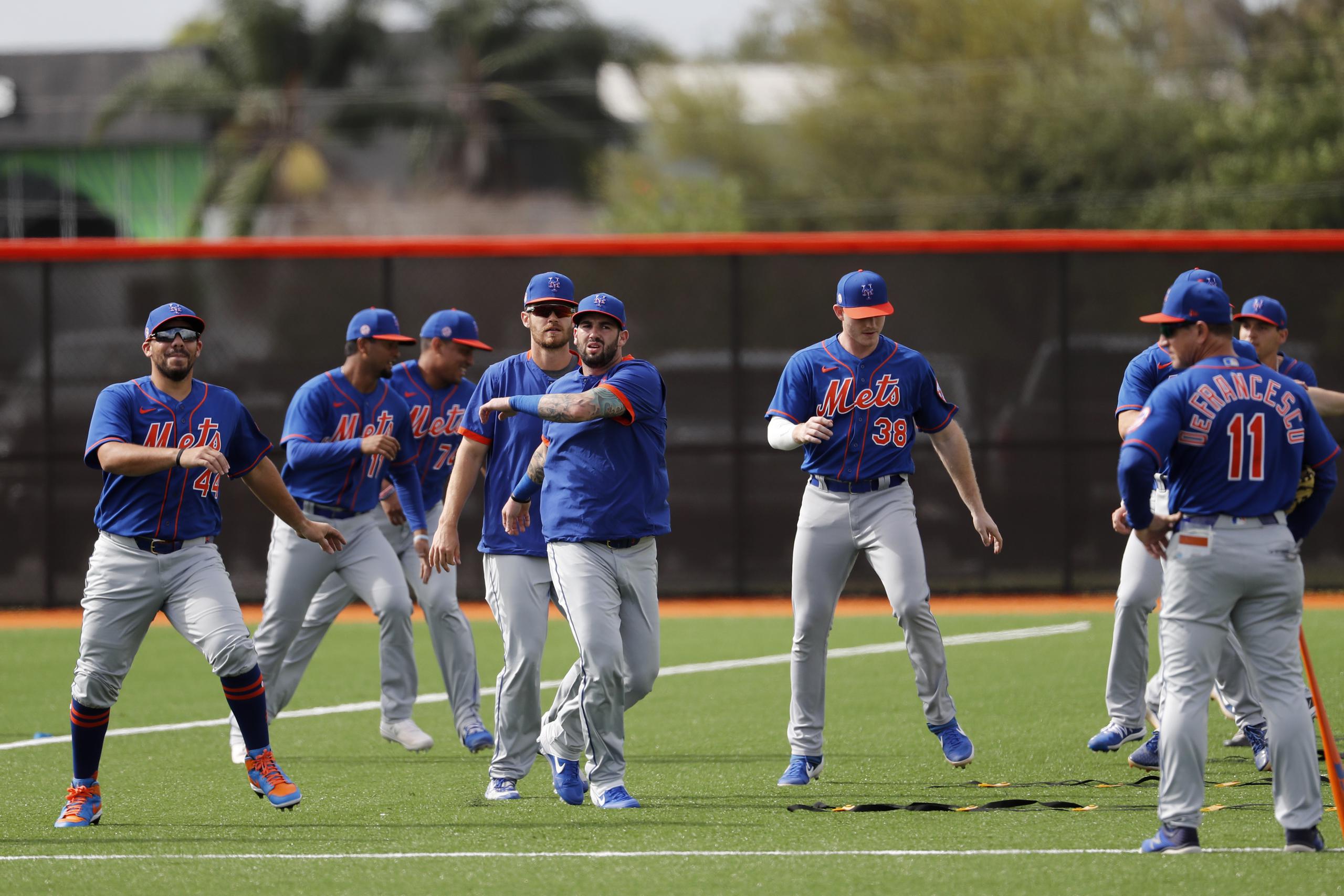 Jugadores de los Mets de Nueva York se ejercitan en el campo de entrenamiento en Florida, antes de que la pretemporada fuera cancelada.