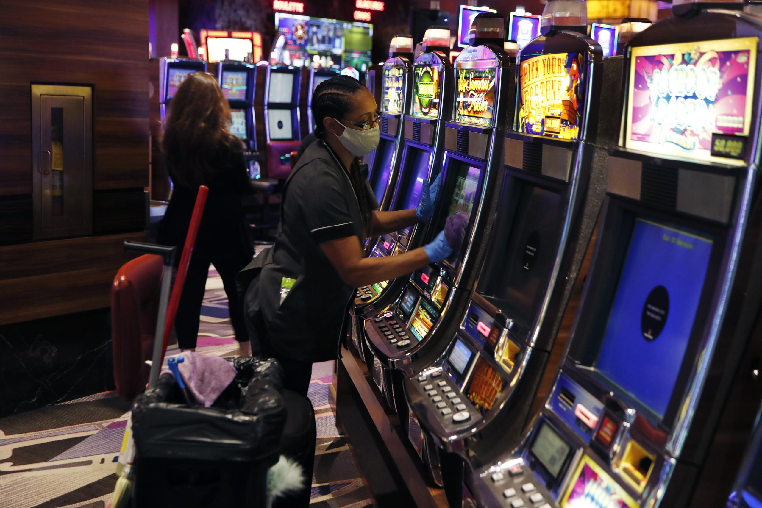 El gobierno había autorizado las operaciones de los 16 casinos en la Isla, pero ante el repunte de casos de COVID-19 los volvió a cerrar.