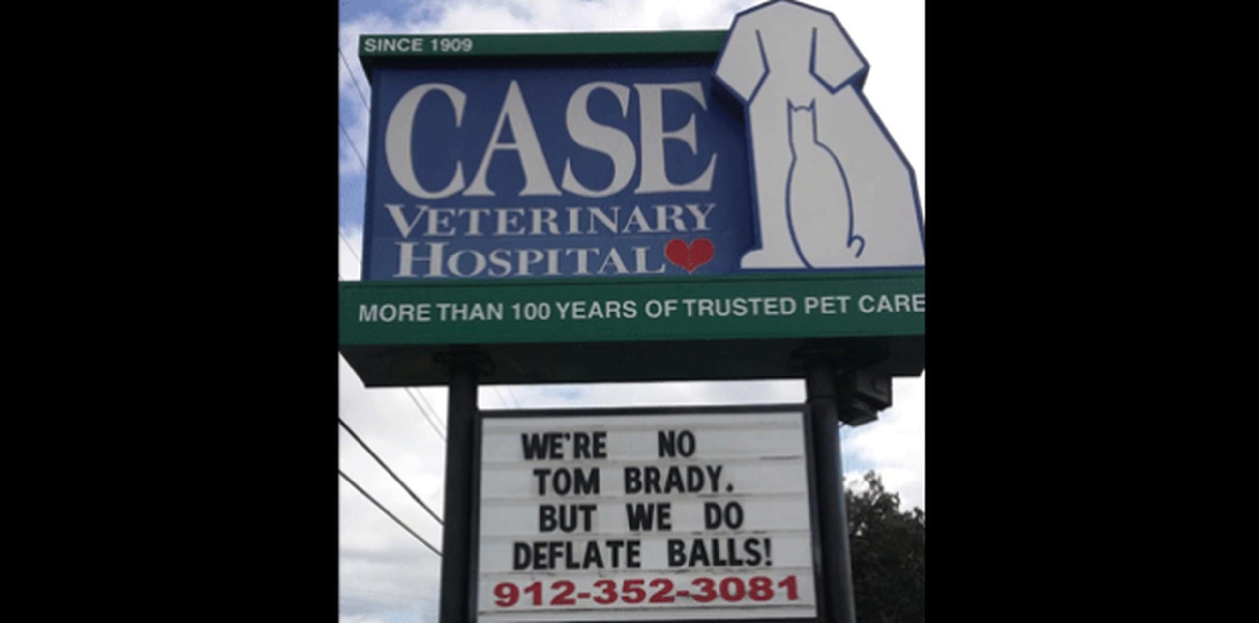 El hospital Case de Savannah apeló al humor y colgó un creativo mensaje que lee “No somos Tom Brady, pero desinflamos pelotas”. (Facebook)